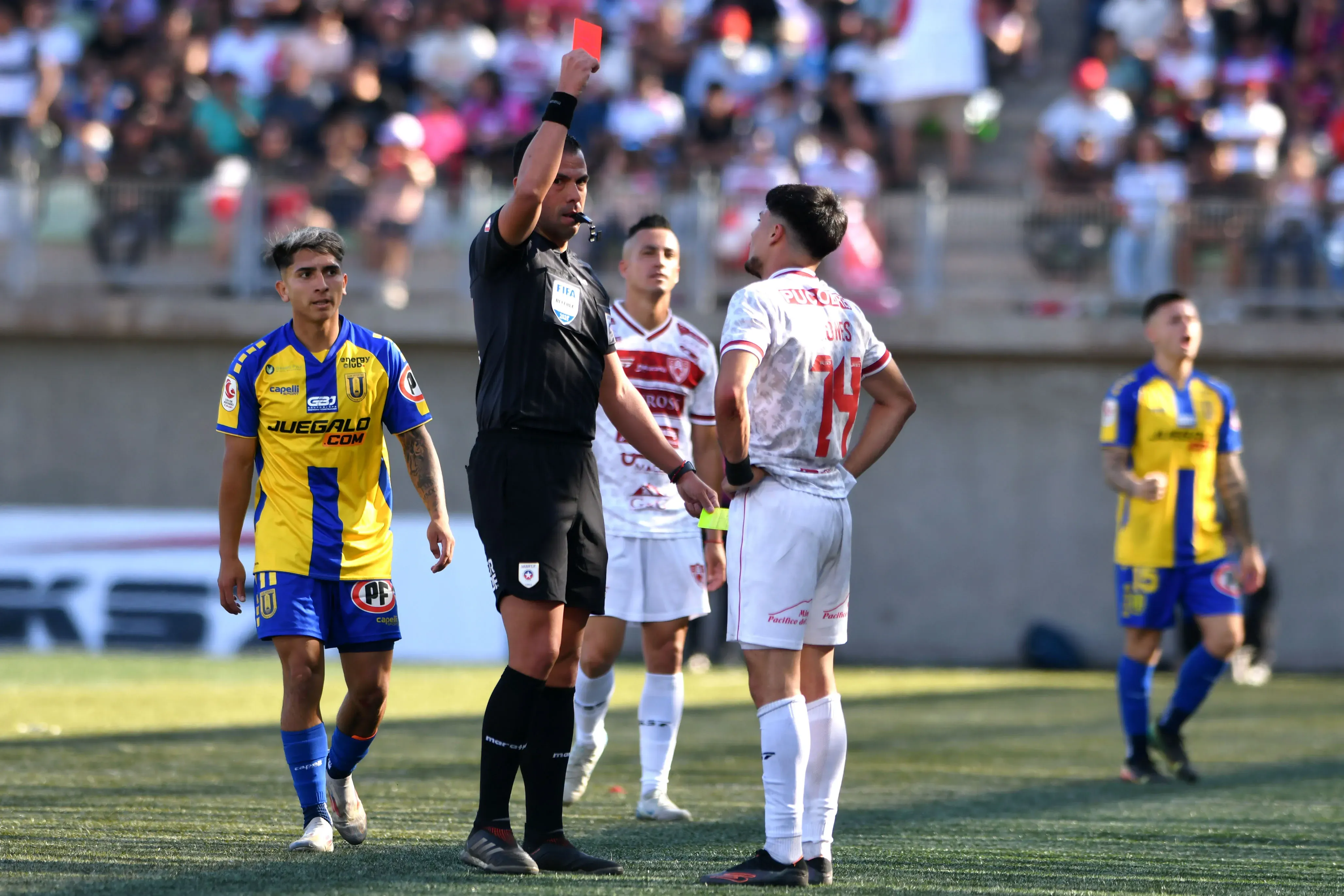 La expulsión de Thomas Jones en el duelo ante la U de Conce que ganó el título en la B. (Alejandro Pizarro Ubilla/Photosport).