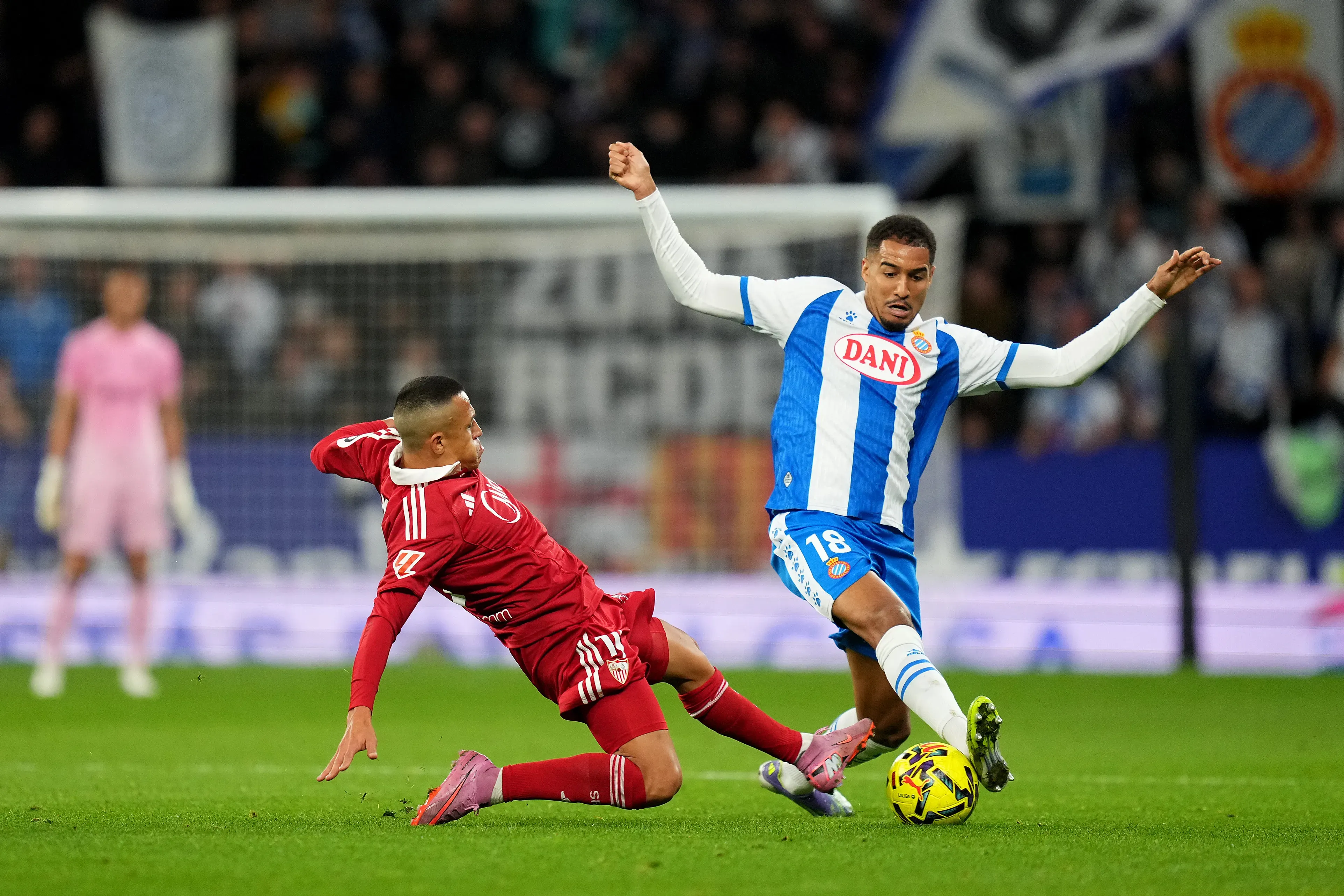 Alexis Sánchez lucha en la visita ante Espanyol, que le ganó a los de Nervión. (Alex Caparros/Getty Images).