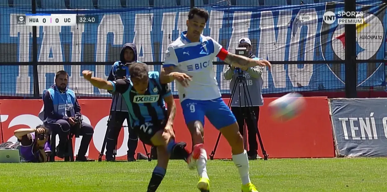 Por está entrada, Fernando Zampedri recibió amarilla y quedó suspendido para la última fecha ante Calera