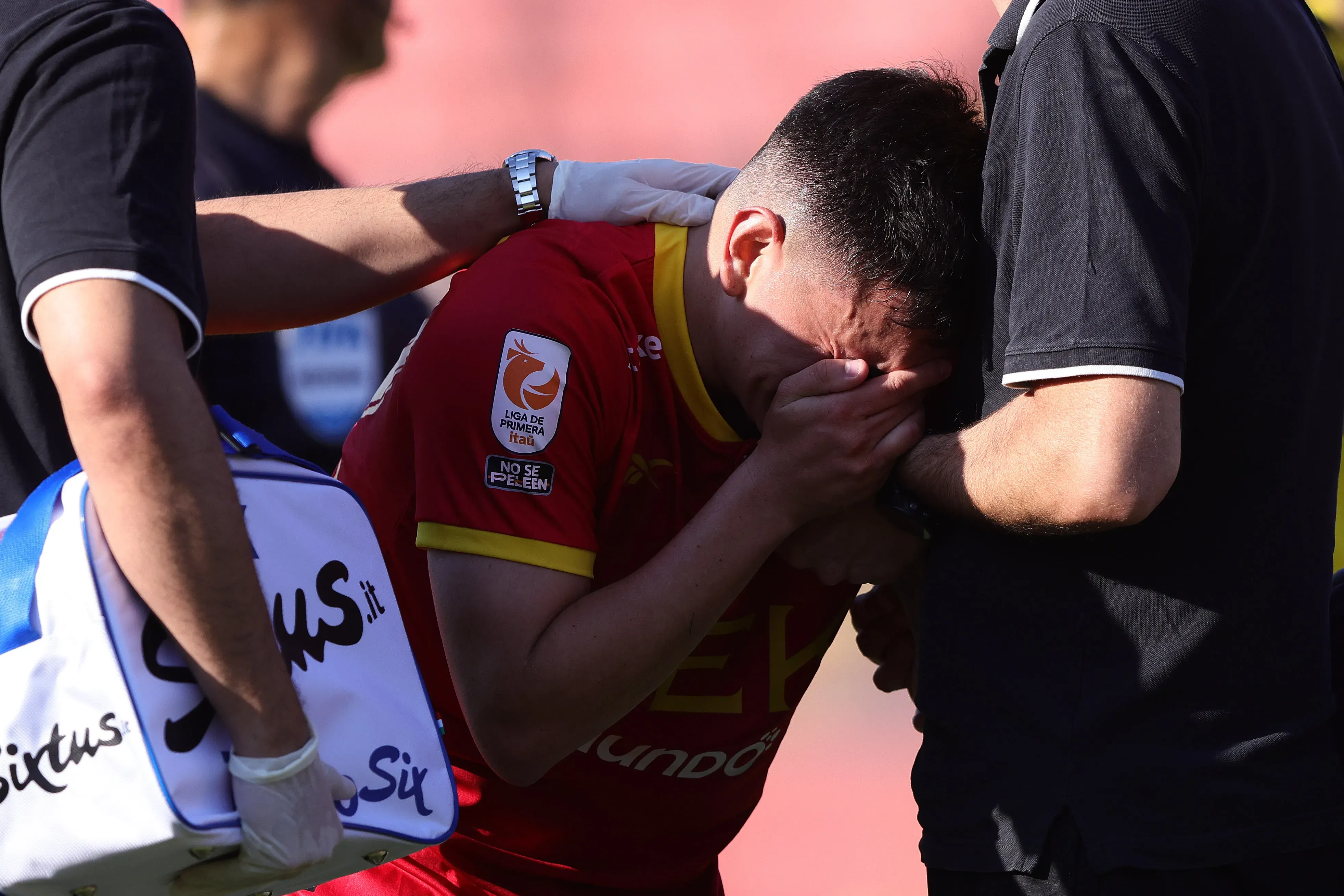 Pablo Aránguiz rompió en llanto por su lesión que lo dejó sin poder ayudar a Unión Española a salvarse del descenso. Foto: Photosport.