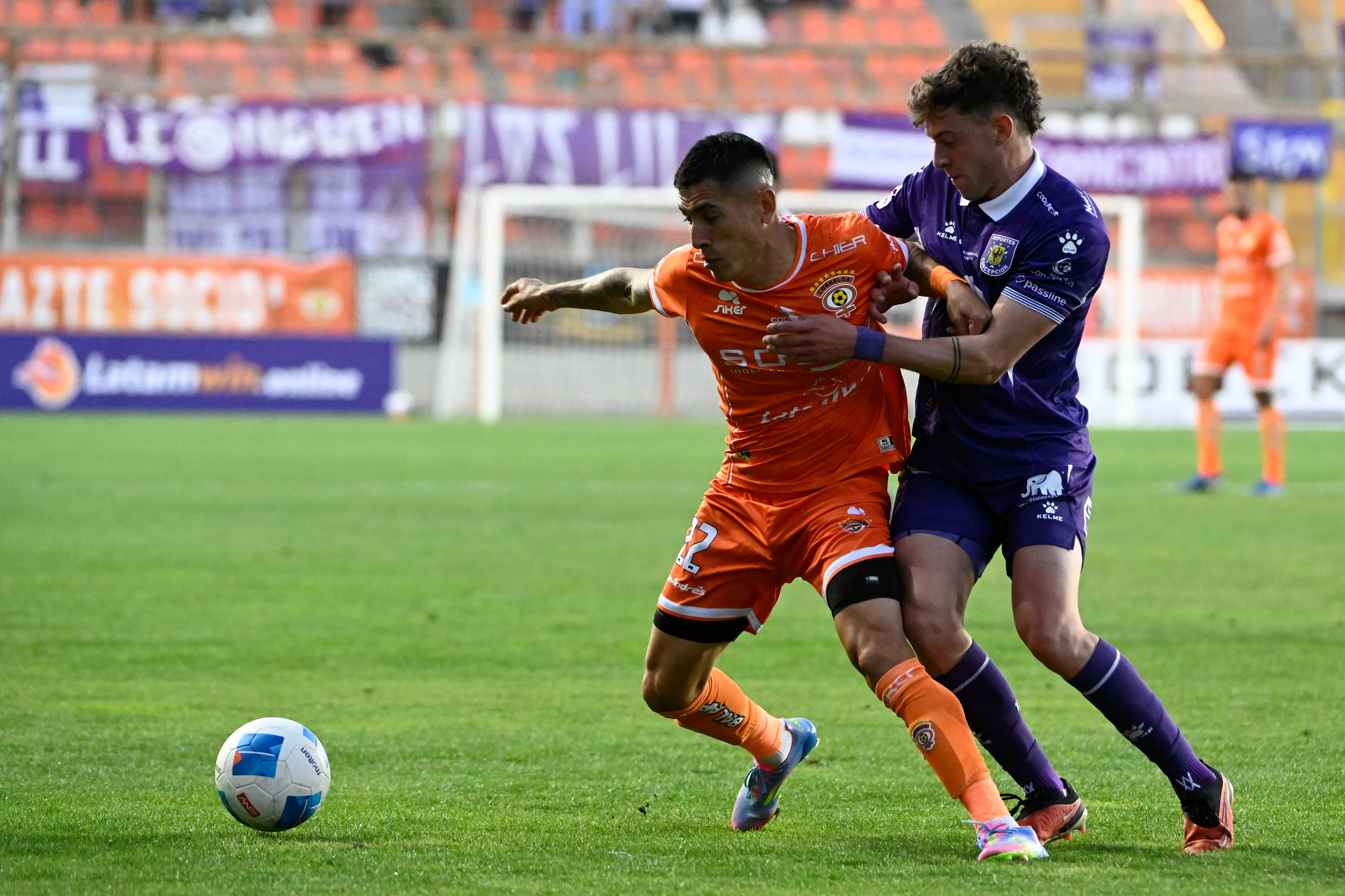 Deportes Concepción y Cobreloa buscarán alcanzar el último cupo en Primera División. Foto: Photosport.