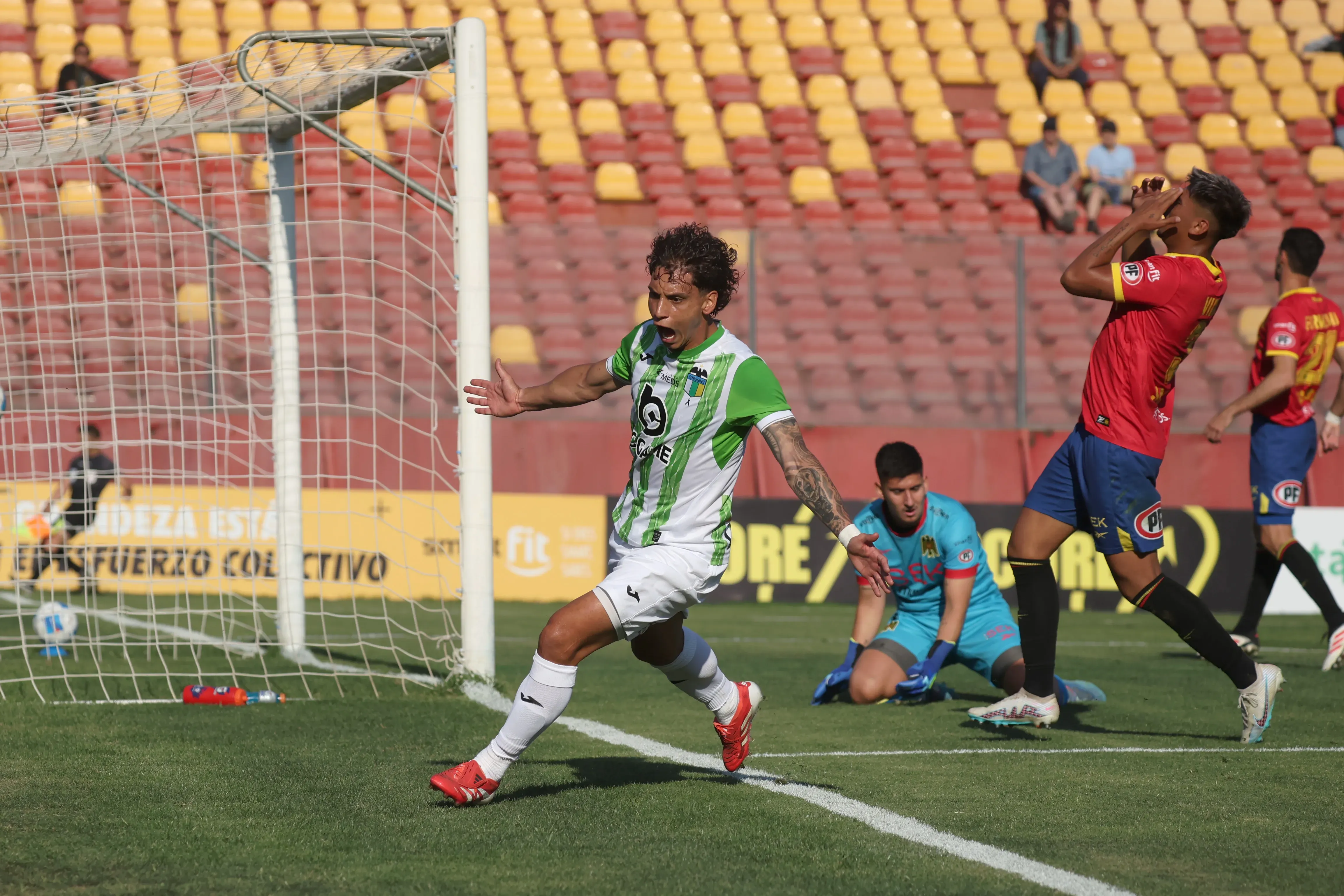 Martín Sarrafiore anotó el primer gol de O’Higgins ante una débil resistencia de su tocayo Martín Parra. (Dragomir Yankovic/Photosport).