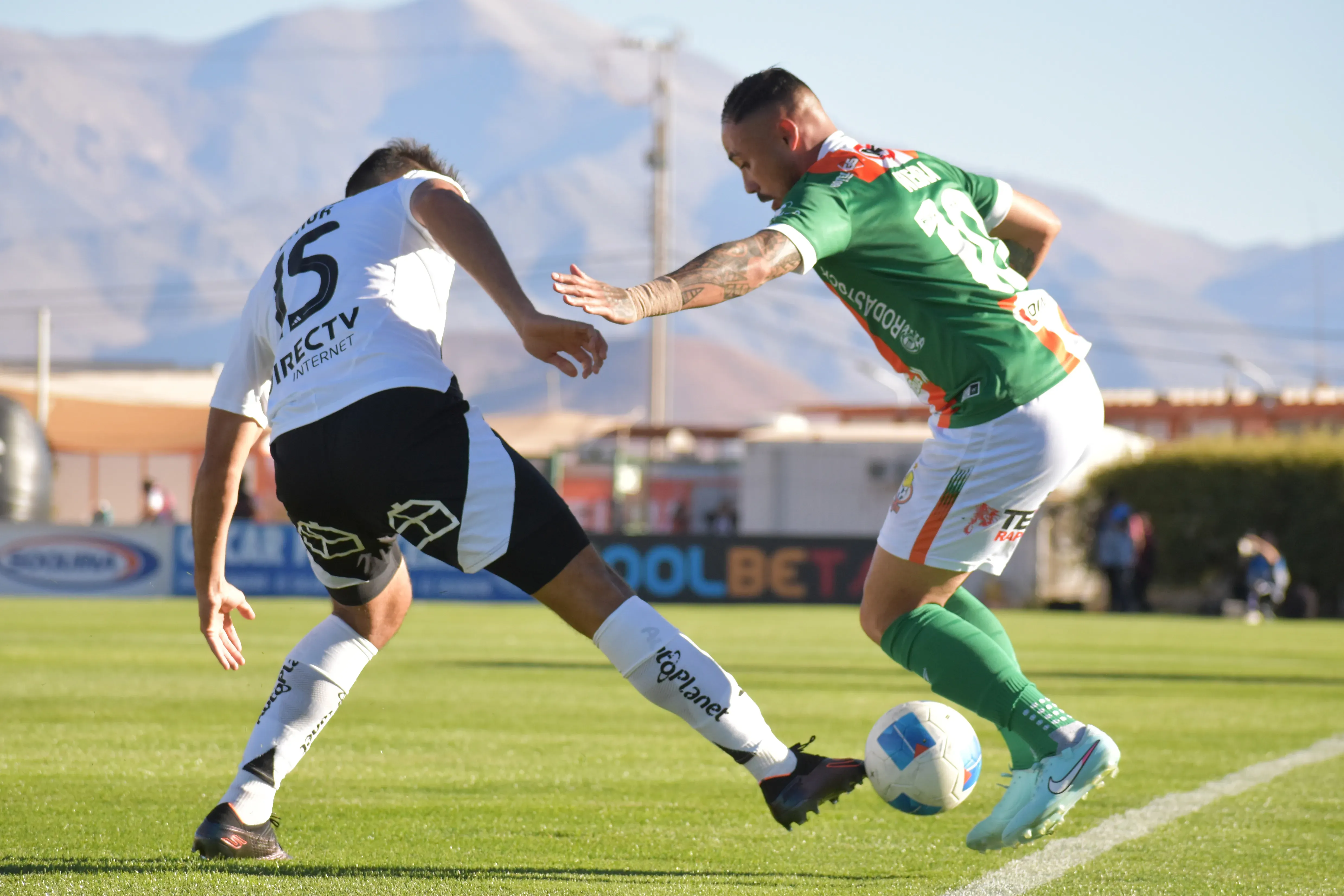 Emiliano Amor jugando ante Cobresal. Foto: Oscar Tello/Photosport