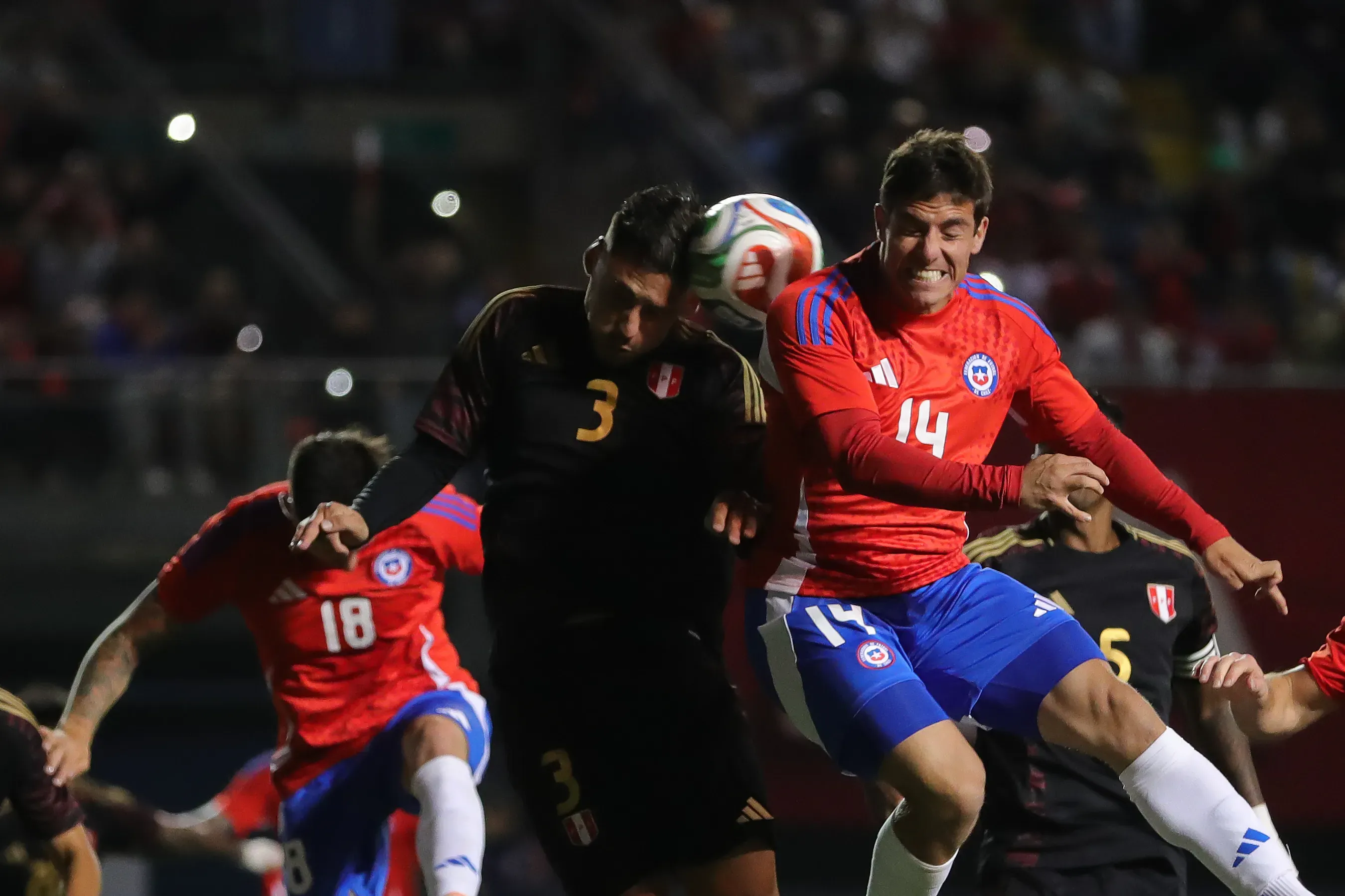 Clemente Montes en acción por Chile ante Perú en un amistoso. (Felipe Zanca/Photosport).