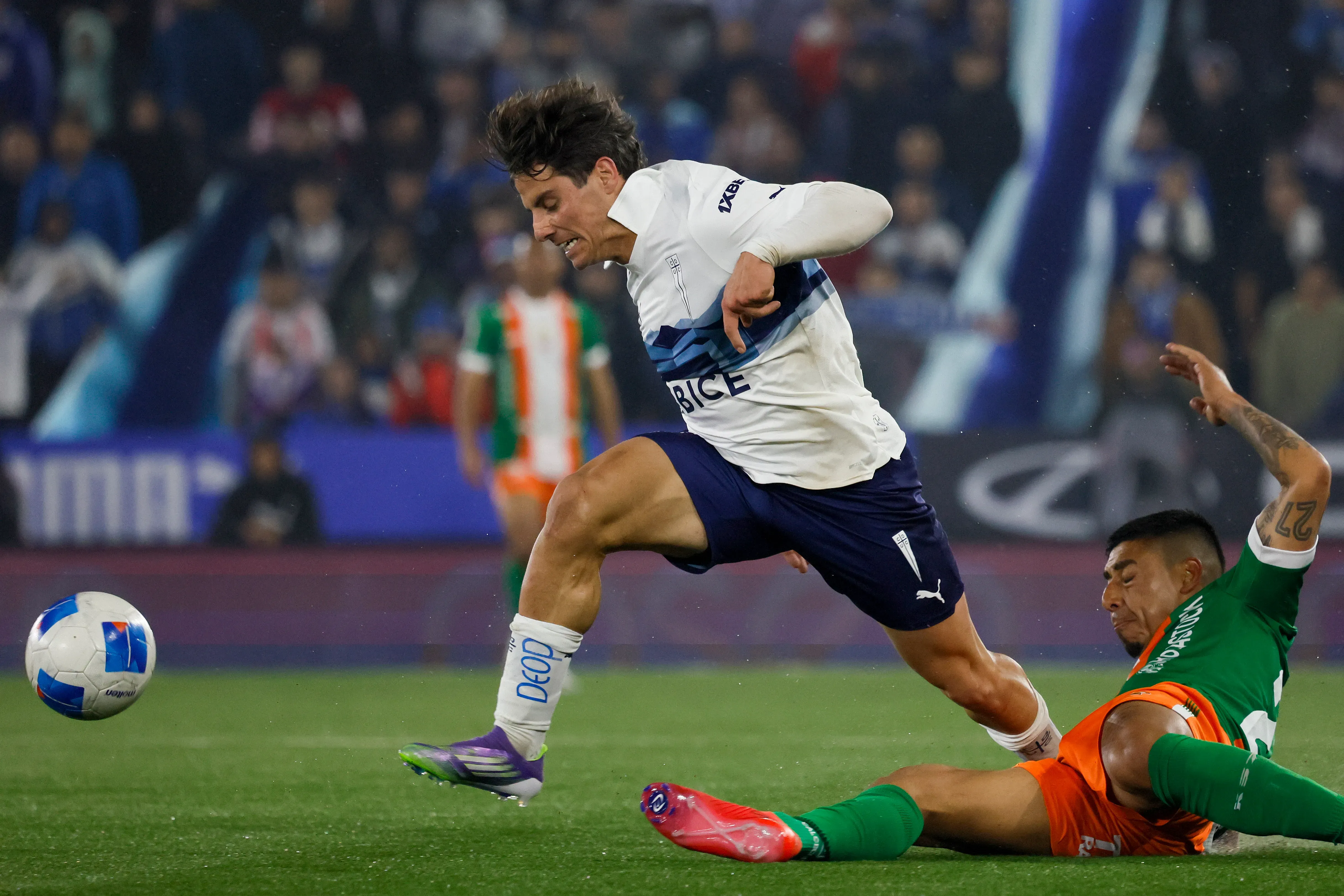 Clemente Montes lucha ante José Tiznado en un duelo entre la UC y Cobresal. (Andrés Piña/Photosport).