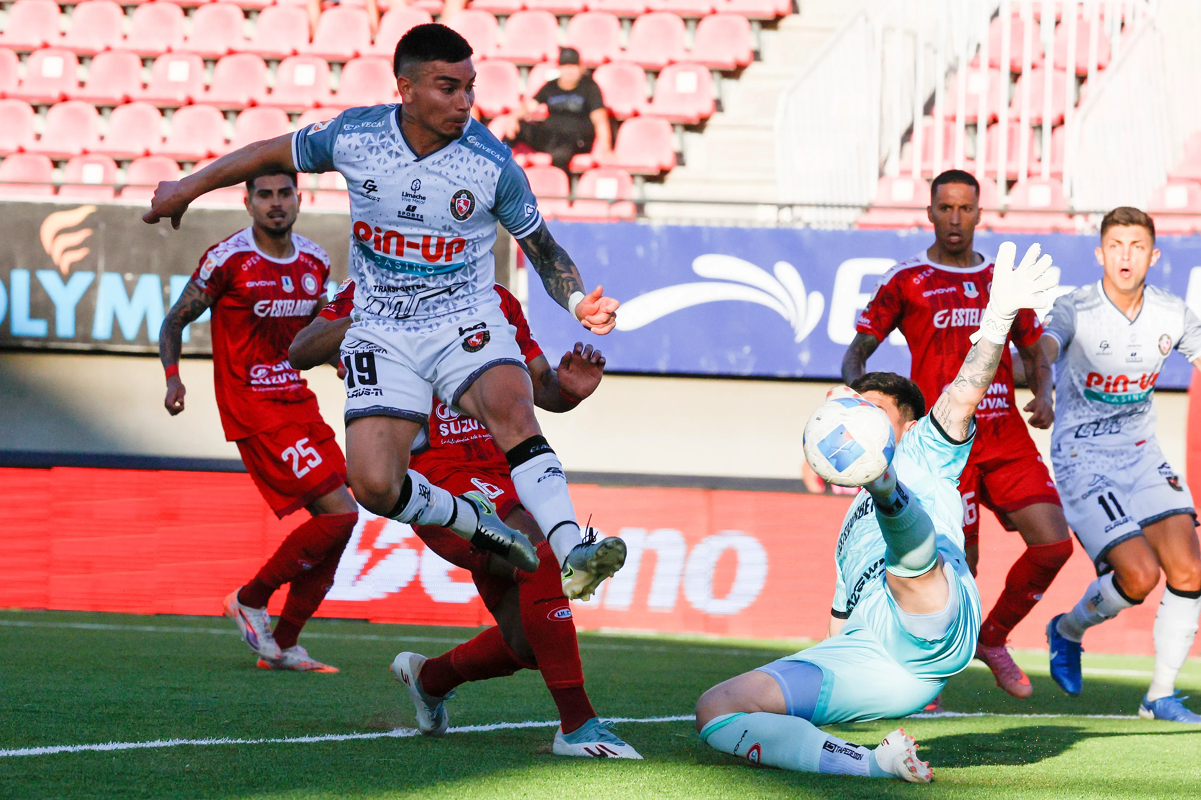 Daniel Castro anotó un golazo ante La Calera | Photosport