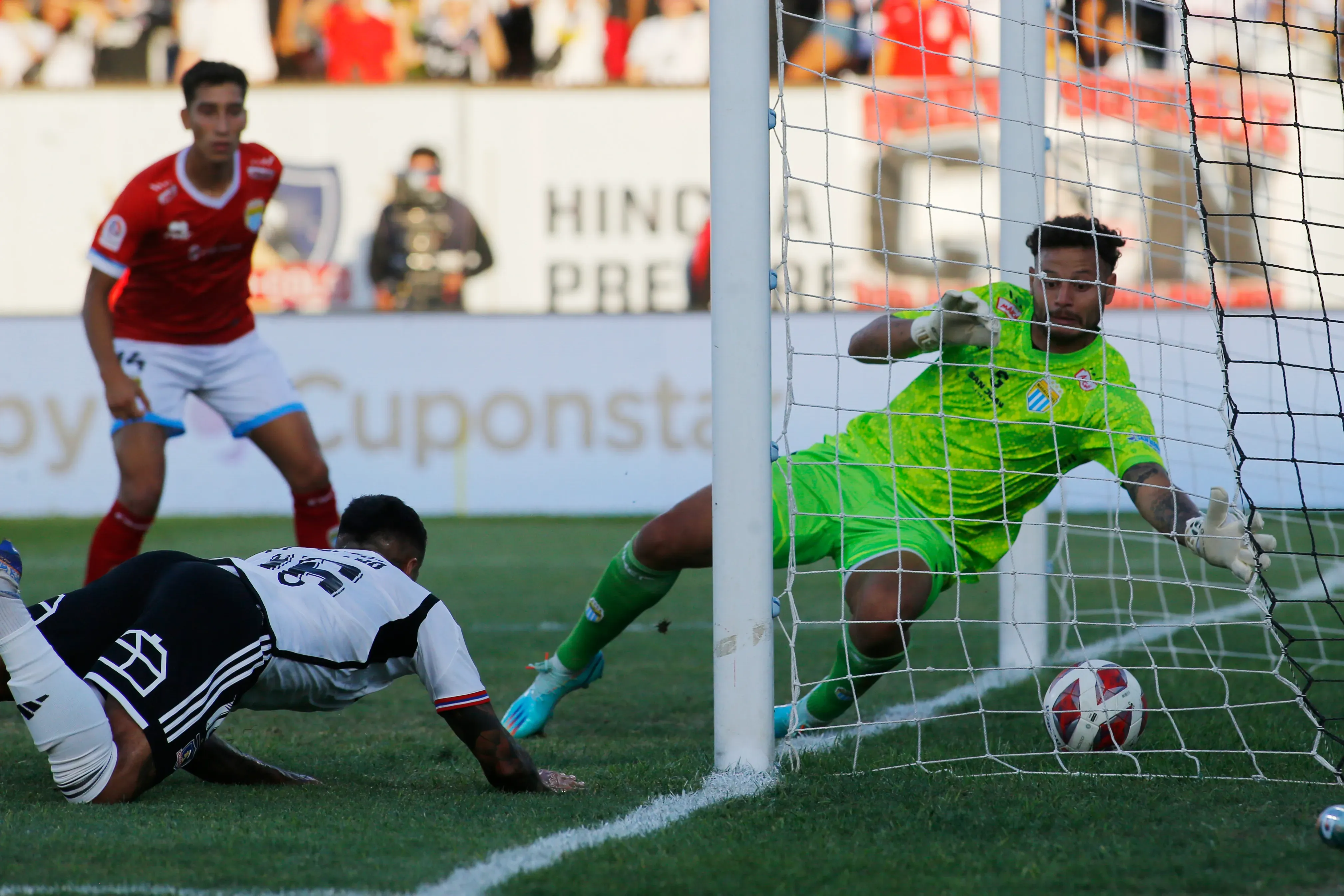 Uno de los golews que Lezcano anotó por Colo Colo fue ante Magallanes. (Marcelo Hernandez/Photosport).