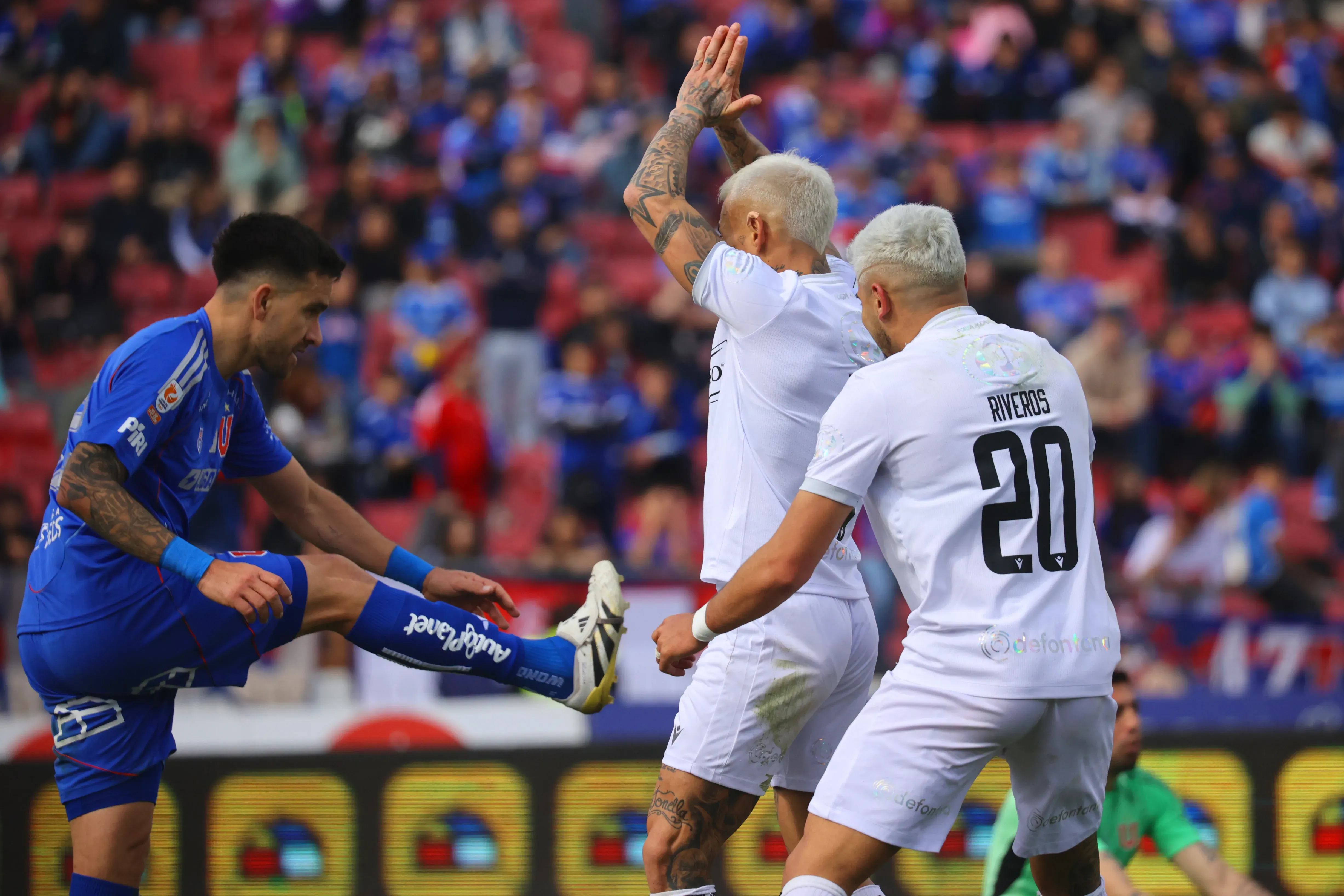 Eduardo Vargas celebró con mesura su gol a la Universidad de Chile. Ofreció disculpas. (Dragomir Yankovic/Photosport).
