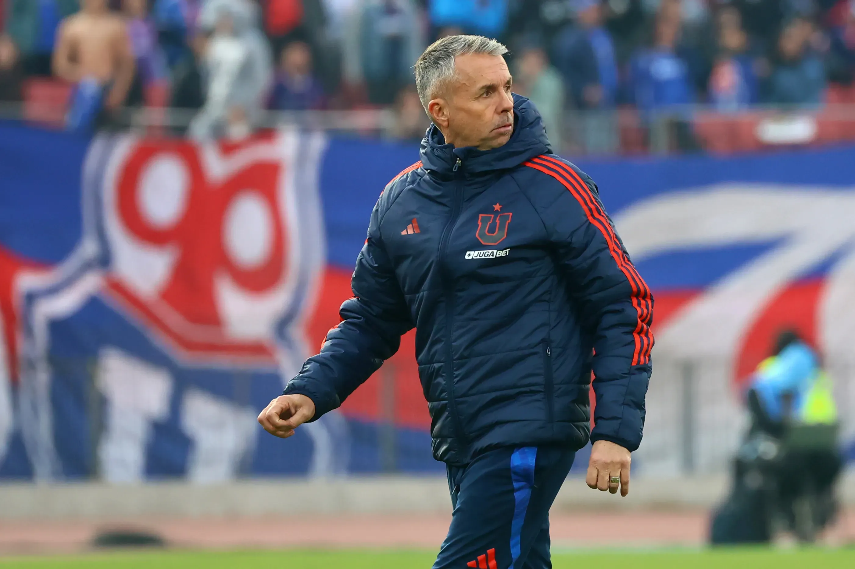 Gustavo Álvarez se va de Universidad de Chile y obliga a los azules a buscar un nuevo DT para el 2026. | Foto: Photosport.