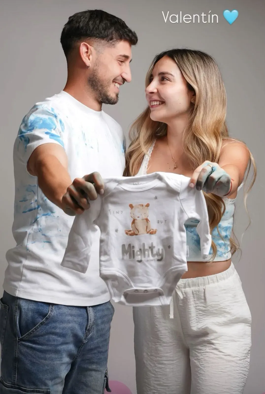 Nicolás Fernández y Javiera Contreras revelan el nombre de su hijo: Valentín.