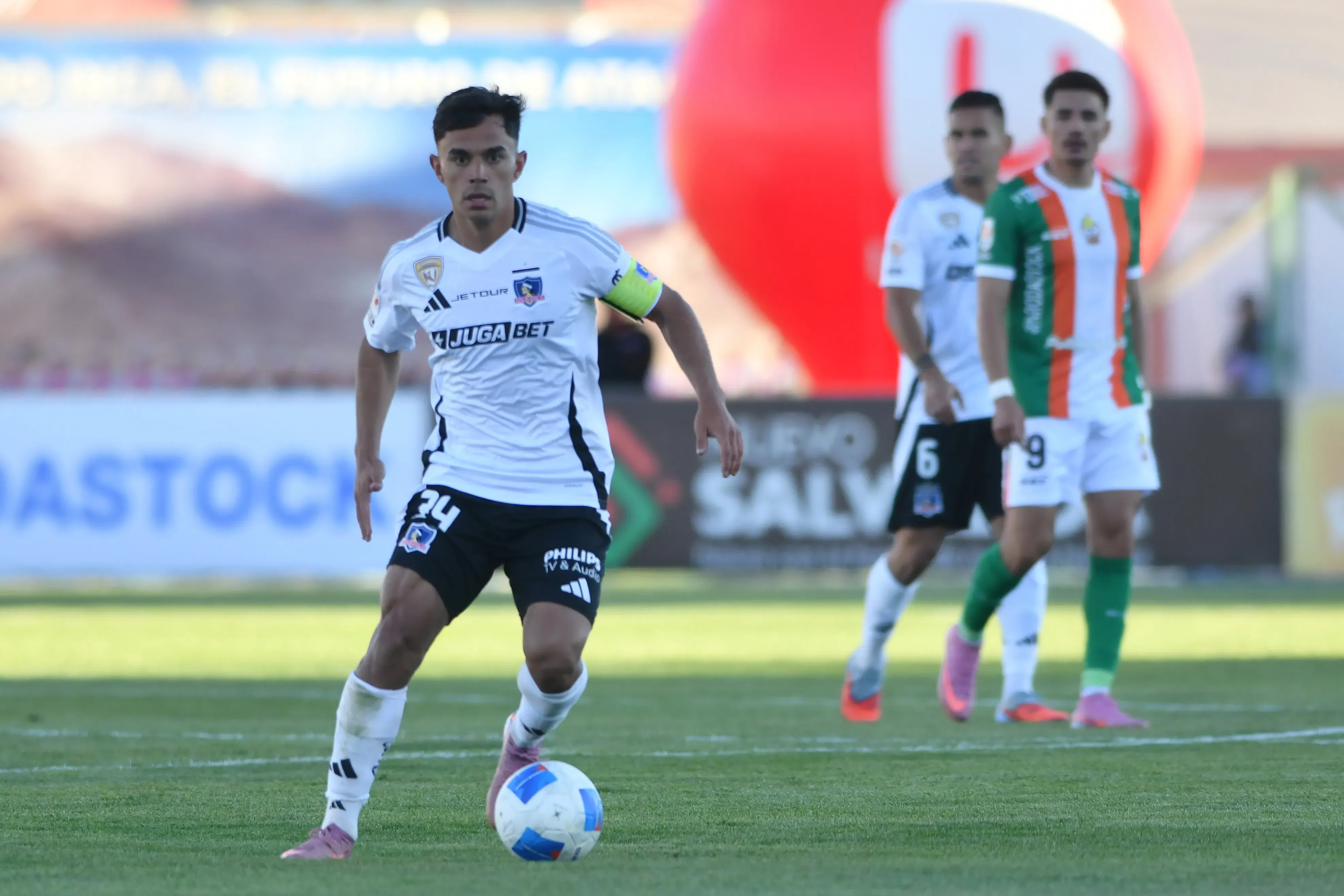 Vicente Pizarro dejó preocupados a los hinchas de Colo Colo luego de sufrir molestias contra Cobresal. Foto: Photosport.