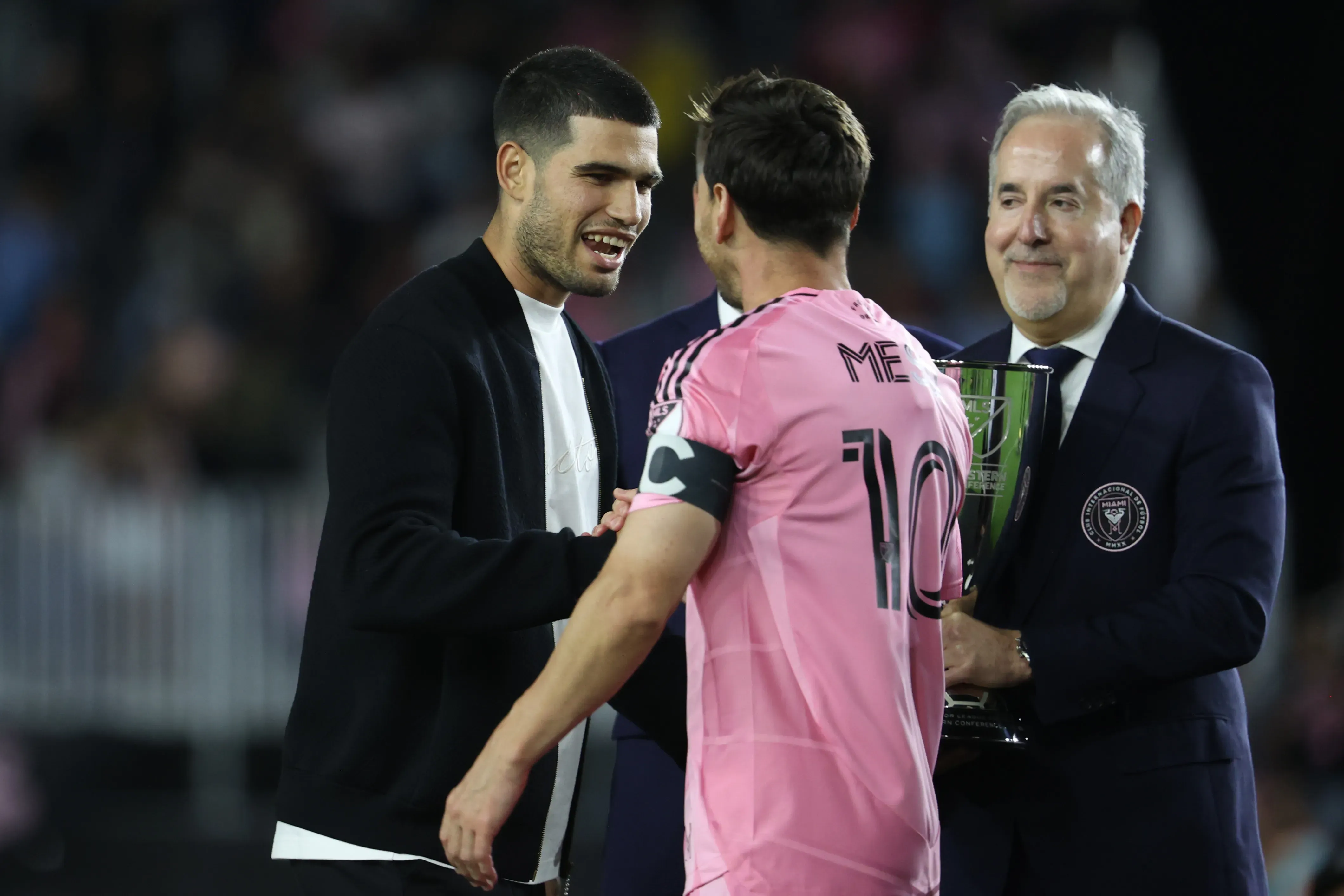 Carlos Alcaraz saludando a Lionel Messi en Miami. (Photo by Leonardo Fernandez/Getty Images)