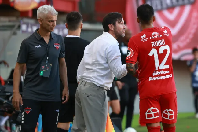 Francisco Arrué comenzó como DT de Ñublense la campaña 2025. (Eduardo Fortes/Photosport).
