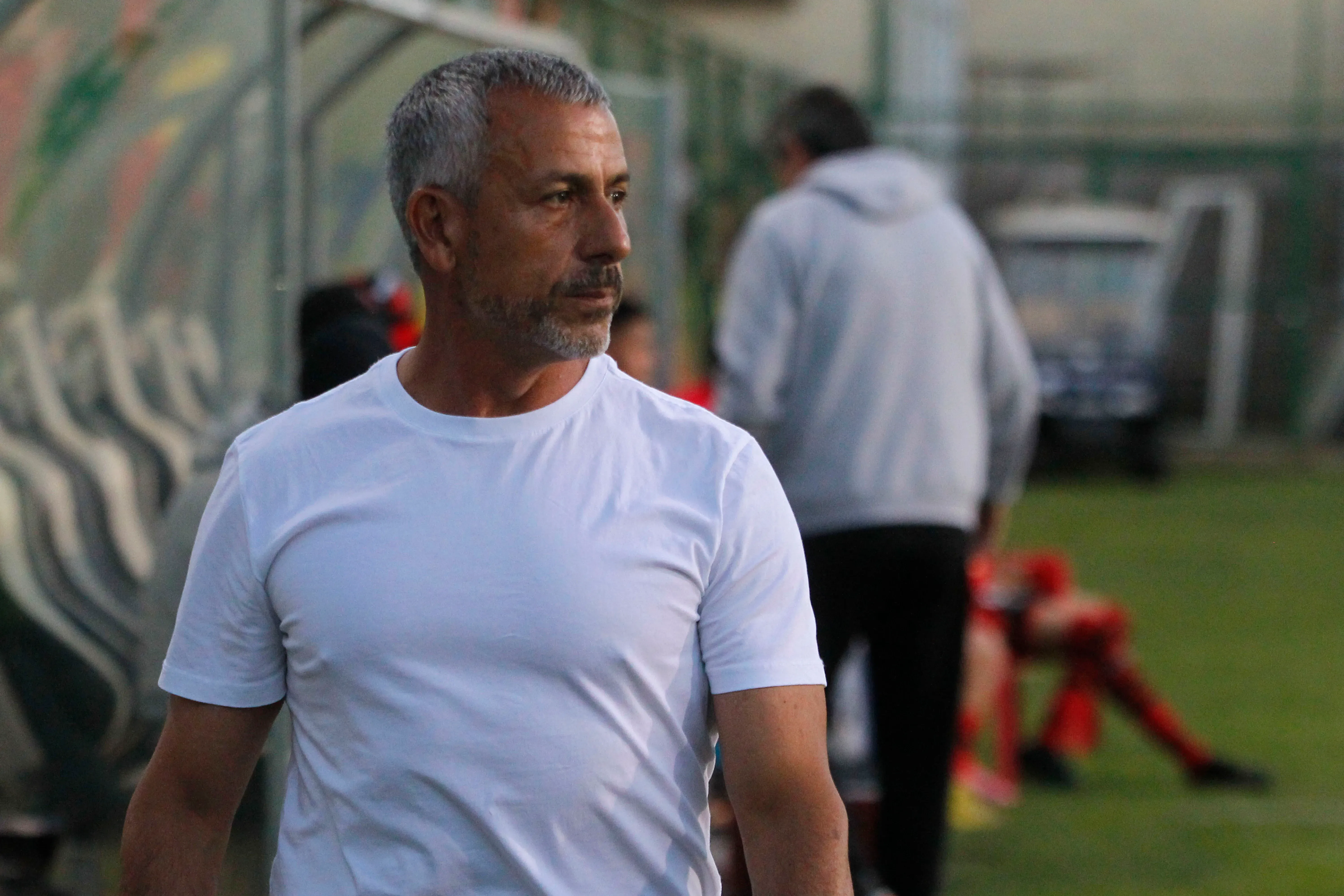 Hernán Peña, otro de los que corrió hasta el final para dirigir a Deportes Recoleta. (Jorge Loyola/Photosport).