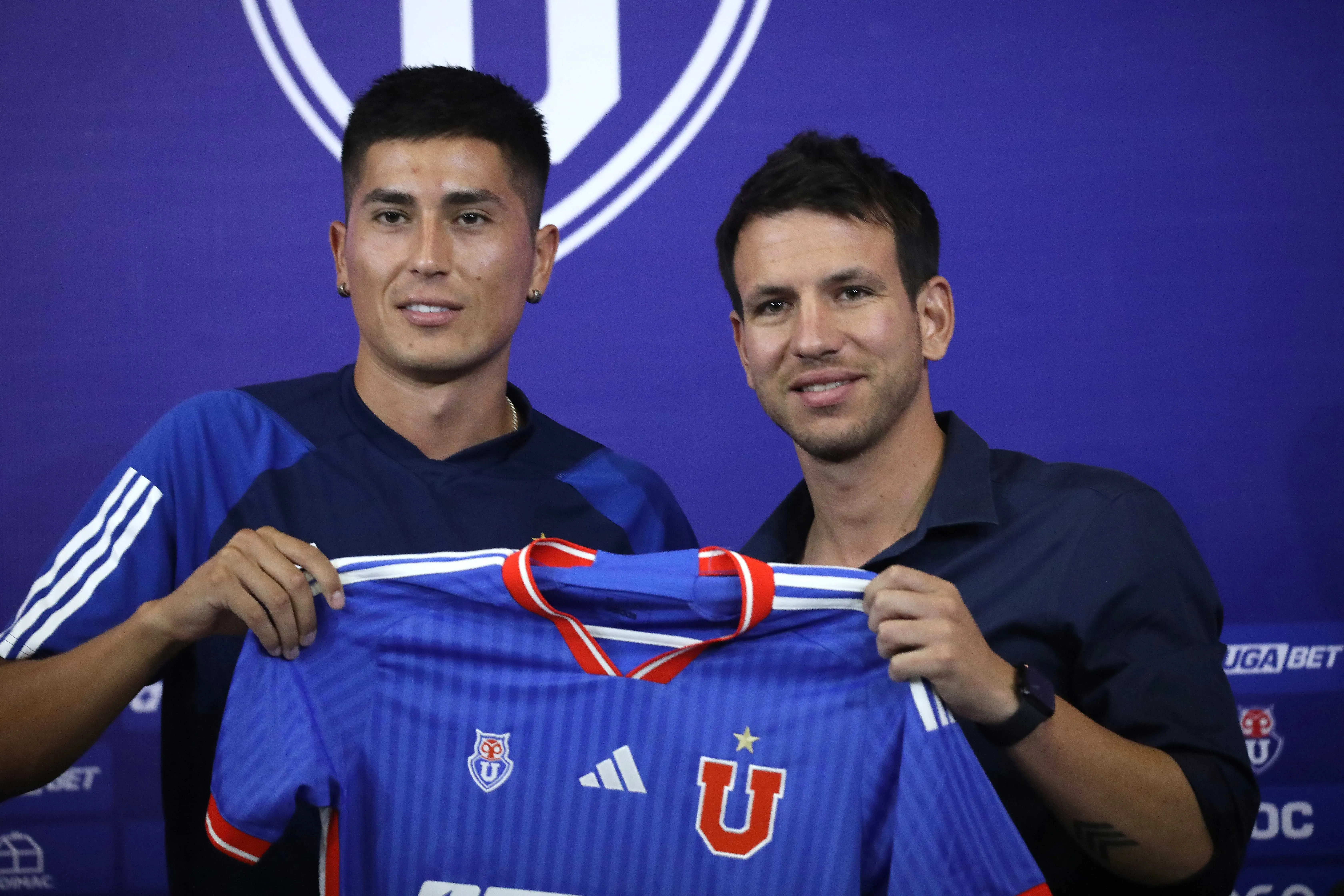 Manuel Mayo posa junto a Matías Sepúlveda en el Centro Deportivo Azul. (Javier Salvo/Photosport).