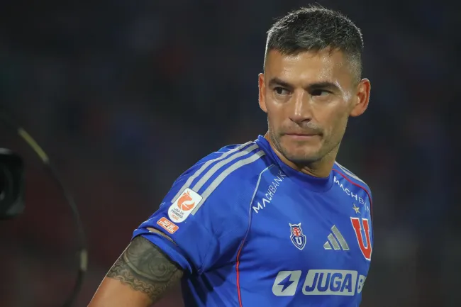 Charles Aránguiz sorprendió a todos en su entrevista con TNT Sports. (Jonnathan Oyarzun/Photosport).