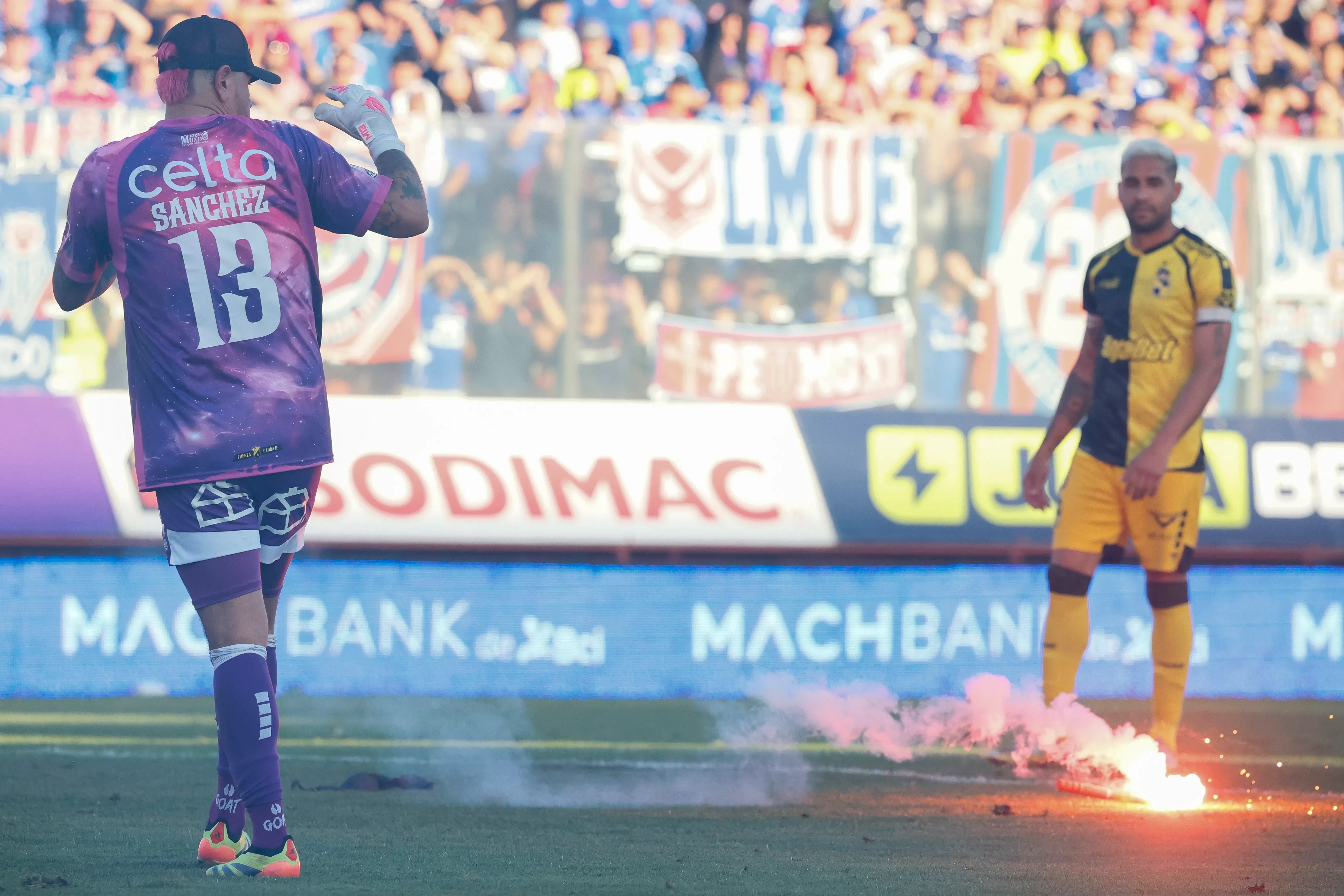 Diego Sánchez pudo atajarle un penal a Charles y no se inmutó con esta interrupción. (Andres Pina/Photosport).