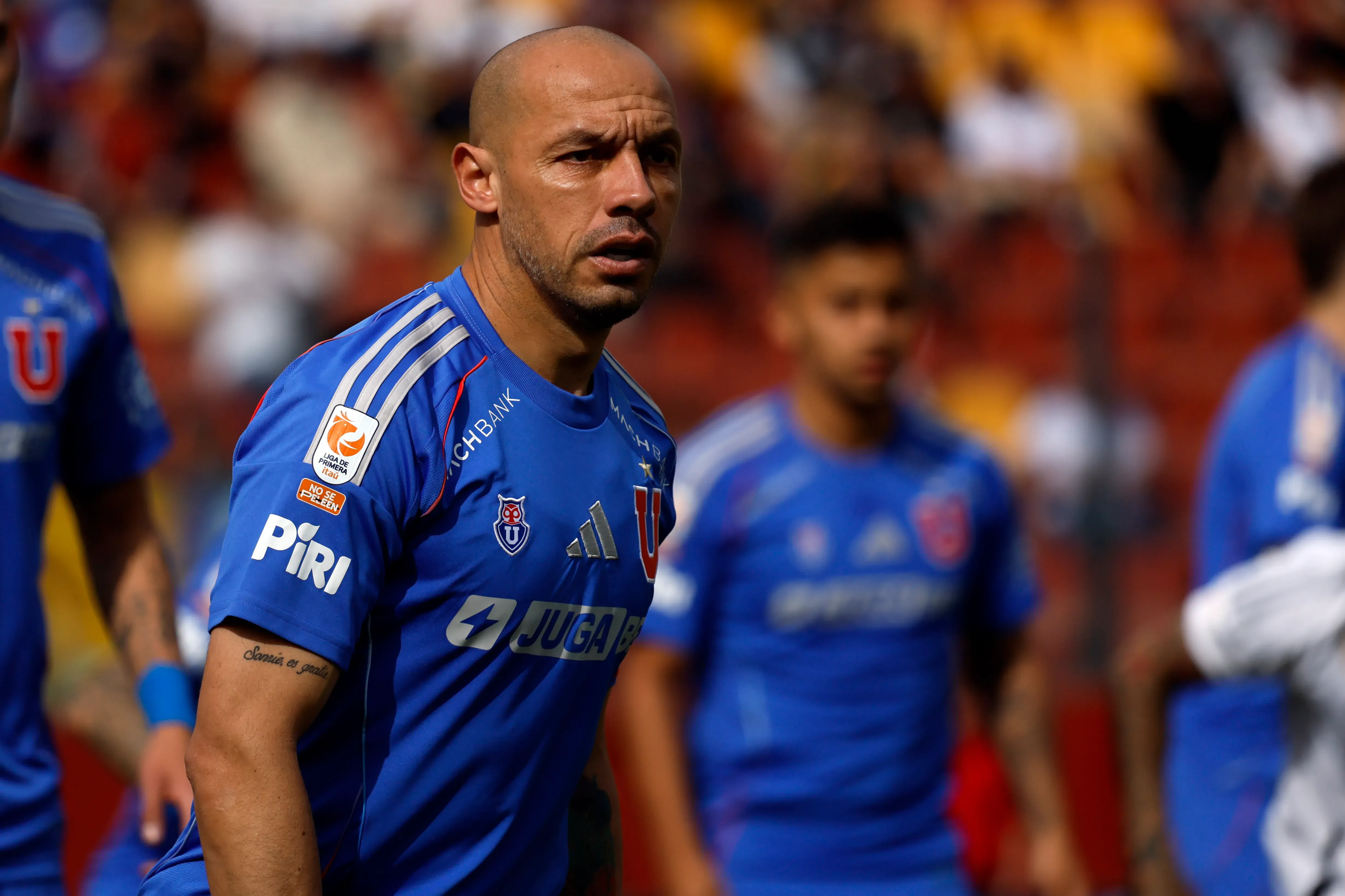 Marcelo Díaz fue uno de los que se acercó al Chino González a dar sus felicitaciones. (Andres Pina/Photosport).