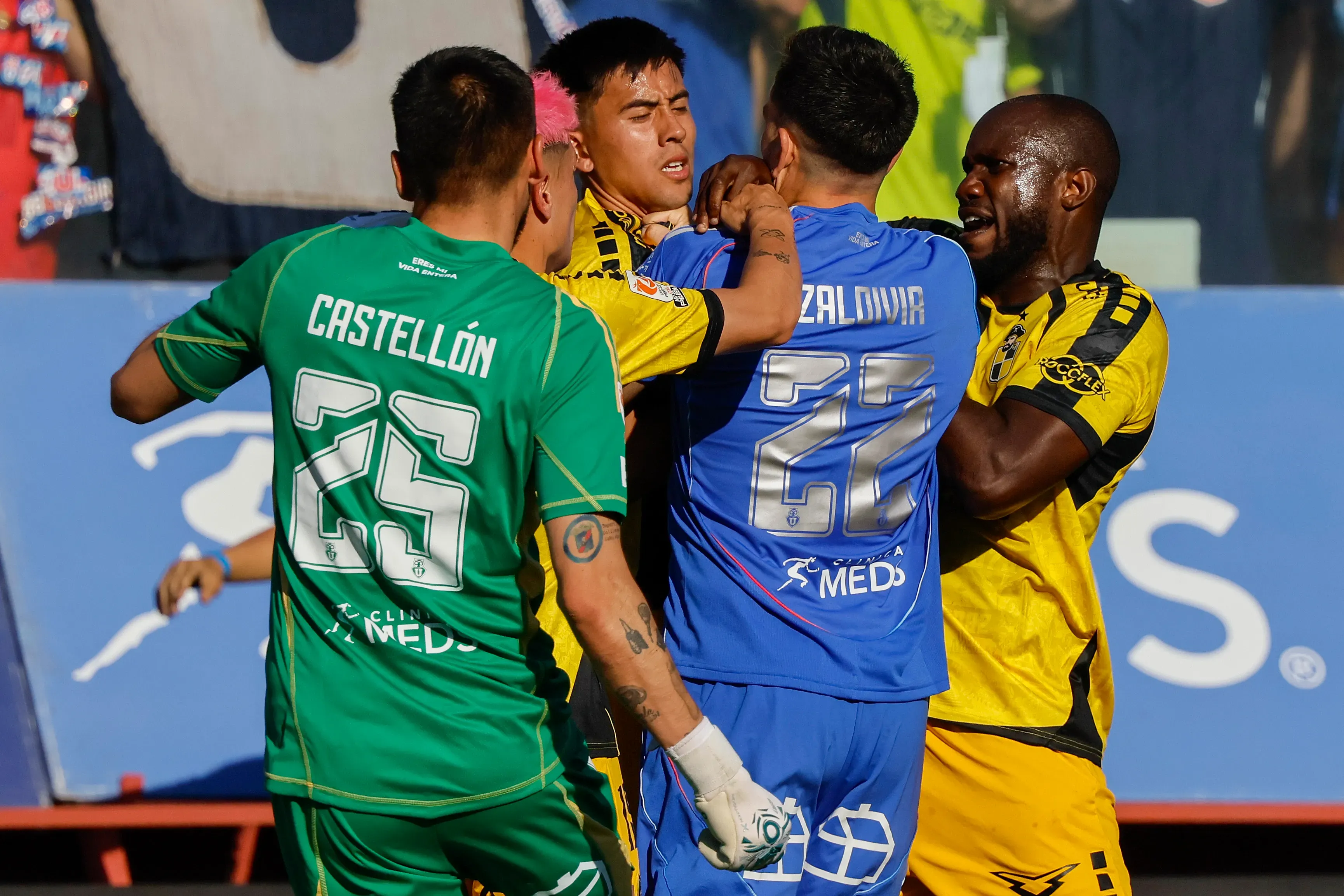 Matías Zaldivia tuvo algunos encontrones, pero también se dio tiempo de felicitar a los Piratas. (Andres Pina/Photosport).