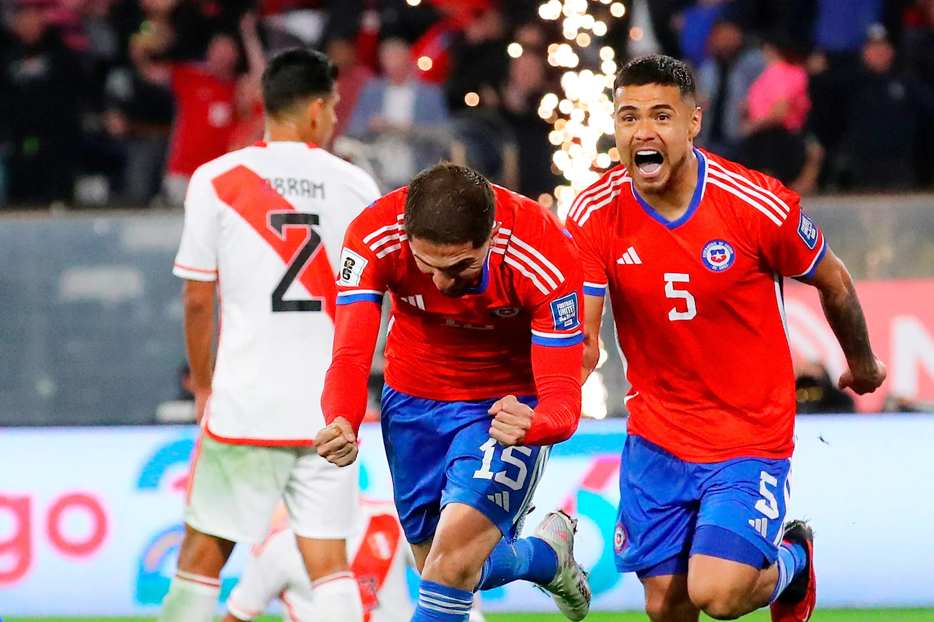 Diego Valdés celebra un gol de Chile junto a Paulo Díaz, quien también cambiará de club: no seguirá en River. (Jose Alvujar/Photosport).