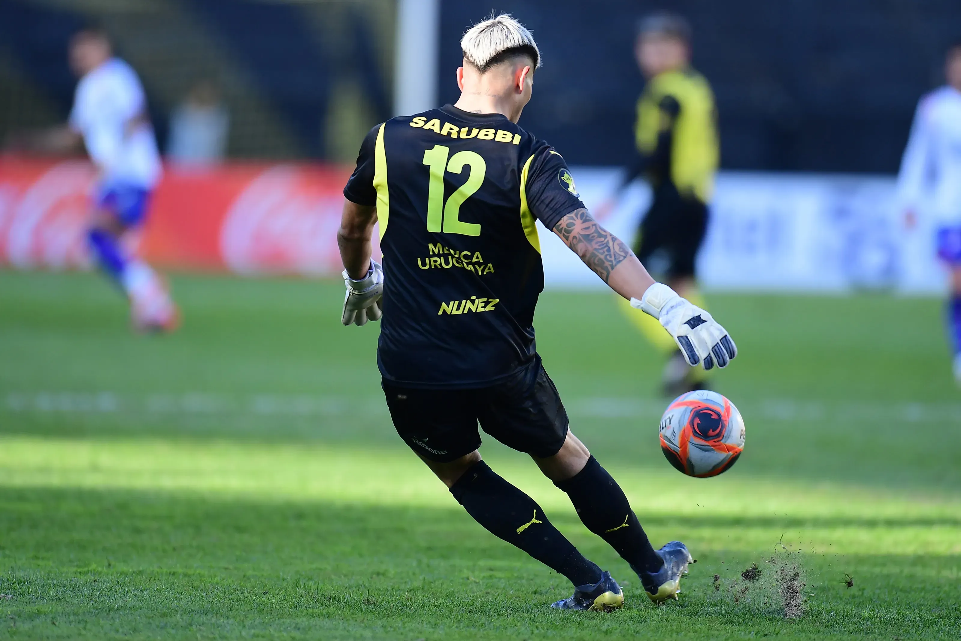 Brayan Cortés en acción por Peñarol de Uruguay. Disputó 21 partidos, recibió 18 goles y dejó 10 vallas invictas. (Dante Fernandez/FocoUy/Photosport).