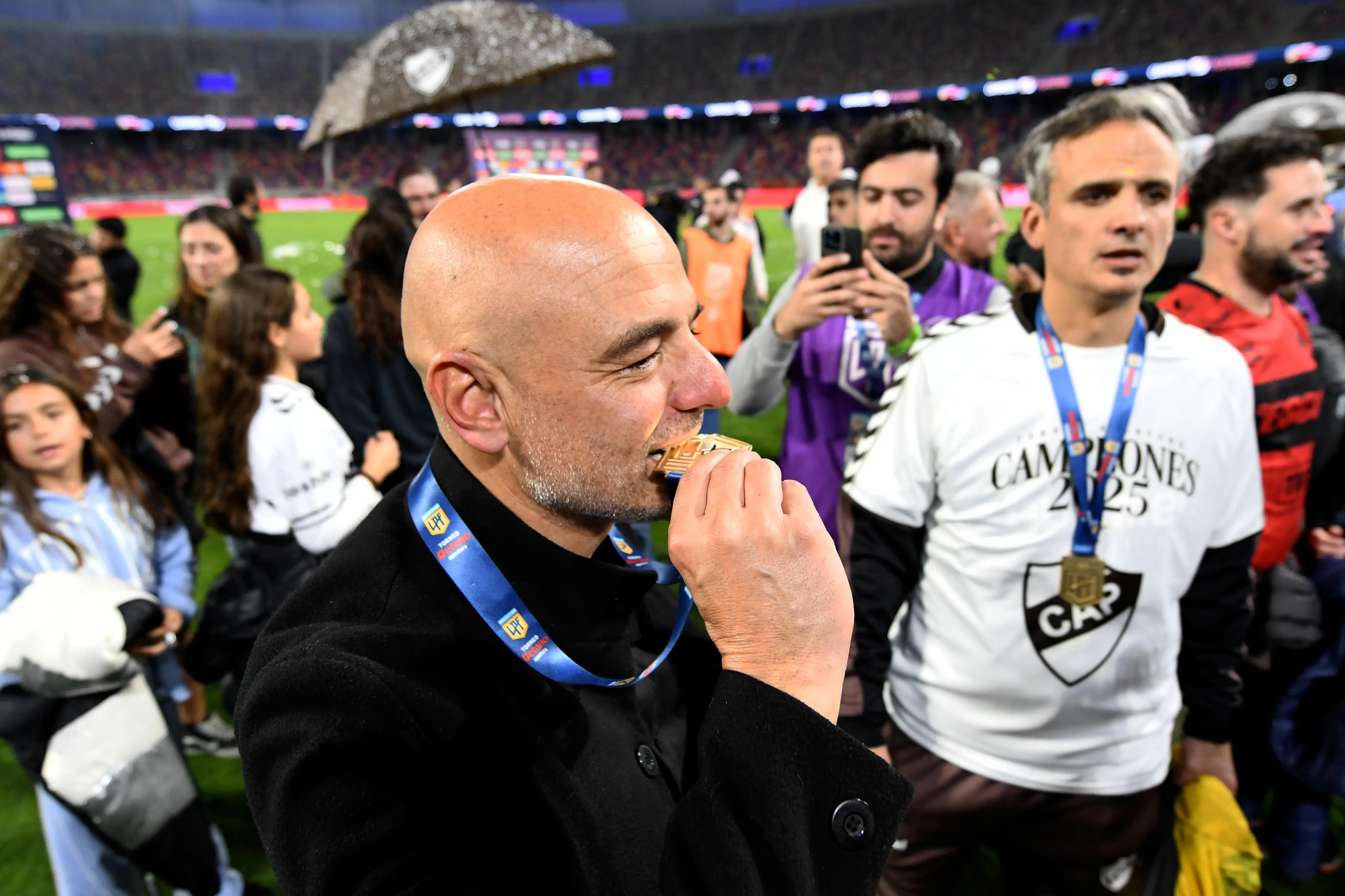 Junto a Platense Orsi y Gómez levantaron el título de apertura de la Liga Argentina. (Photo by Joaquín Camiletti/Getty Images)