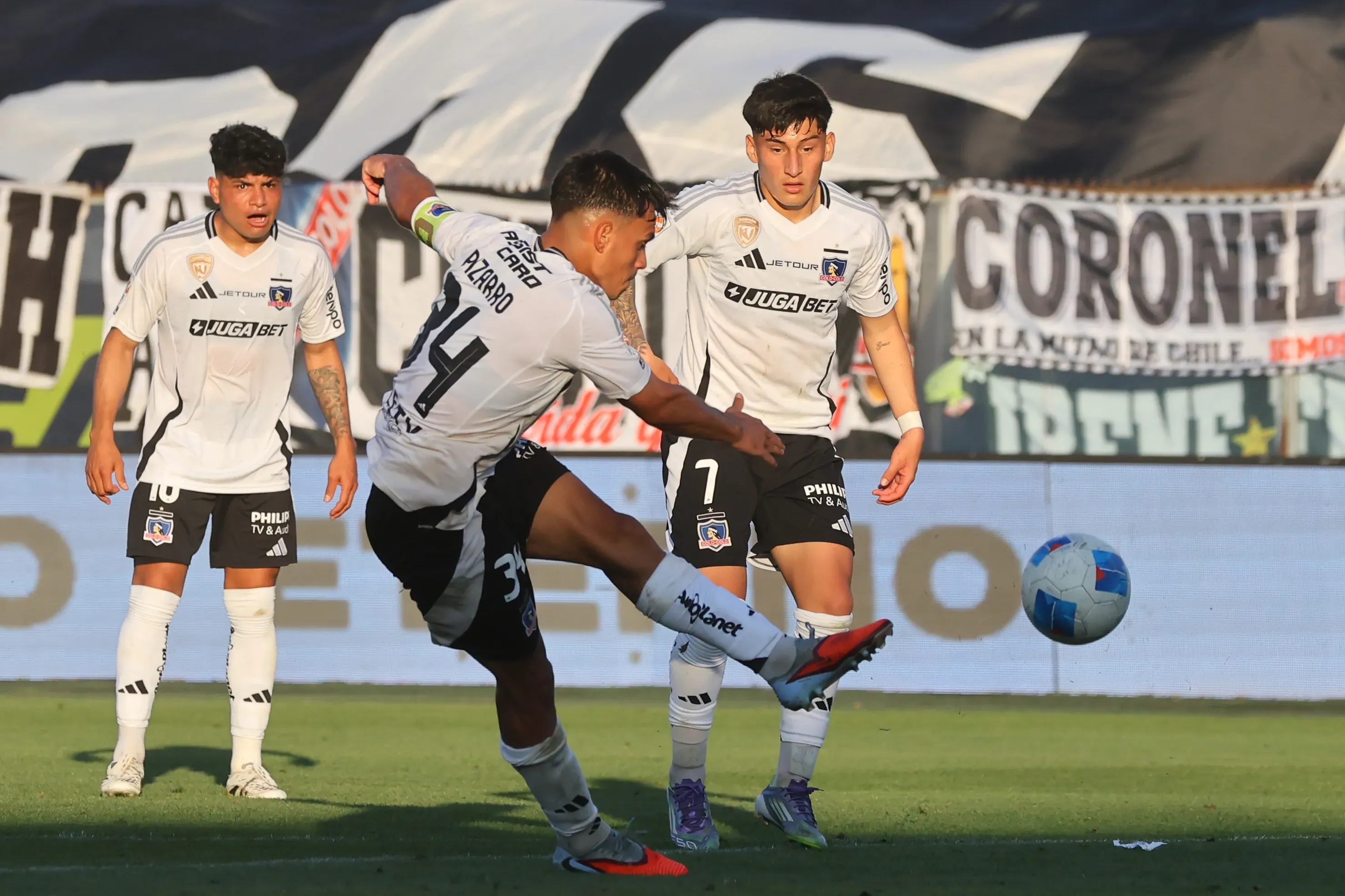 El tiro con pique a tierra de Vicho Pizarro en la derrota de Colo Colo ante el Audax Italiano. (Jonnathan Oyarzun/Photosport).