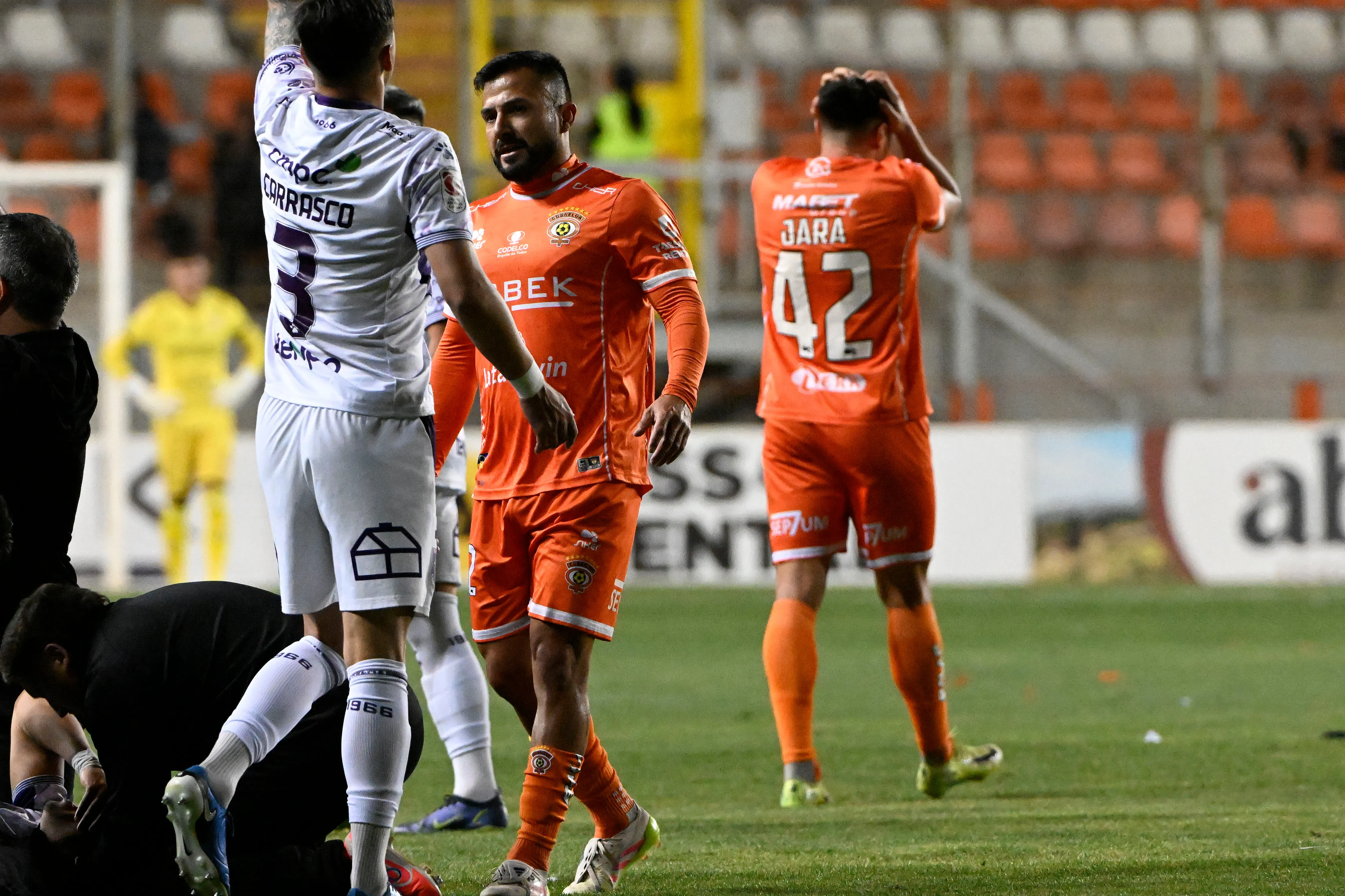 Aldrix Jara quedó muy acongojado tras la lesión de Jonathan Espínola. (Pedro Tapia/Photosport).