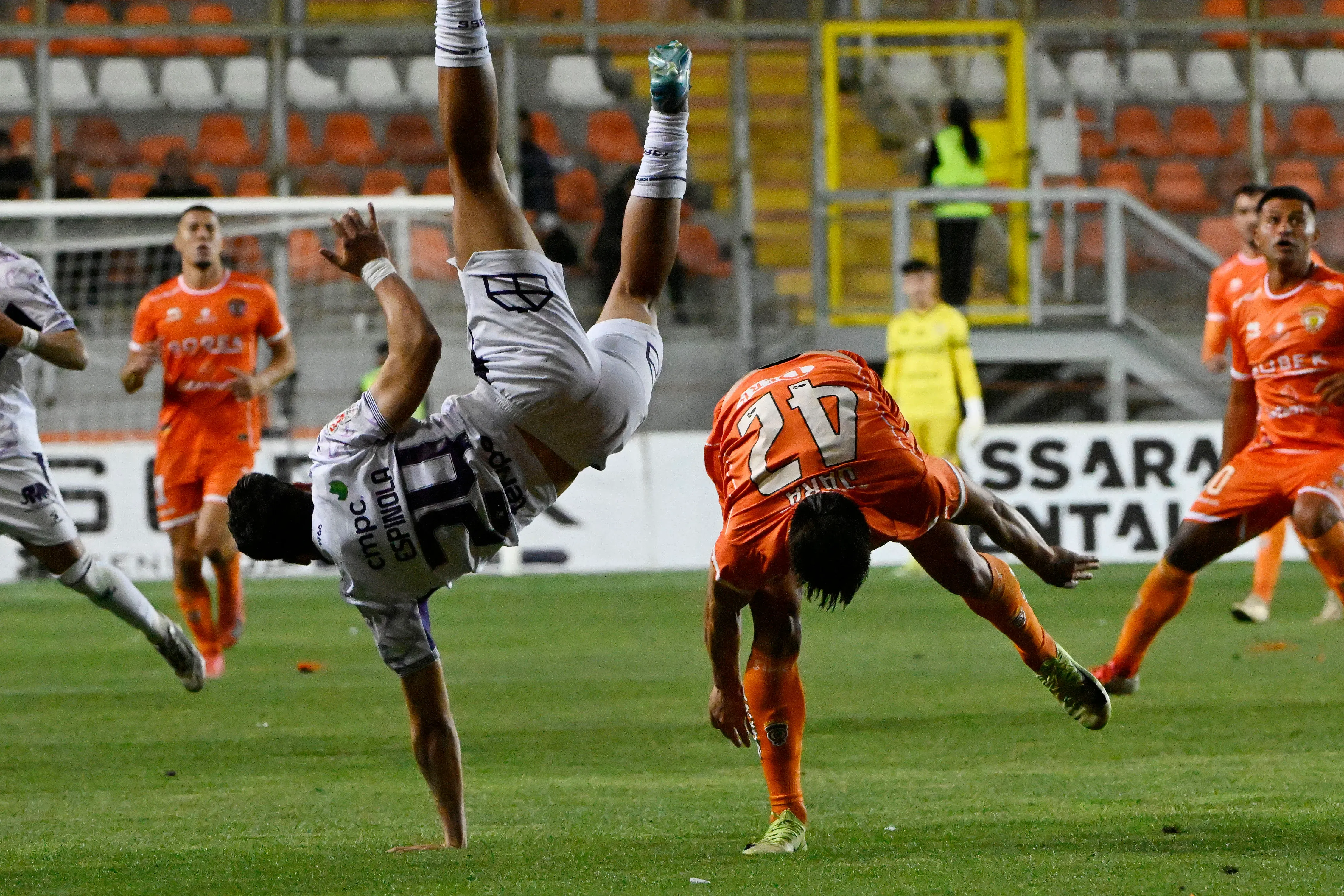 La jugada con Aldrix Jara que terminó con Jonathan Espínola seriamente lesionado. (Pedro Tapia/Photosport).