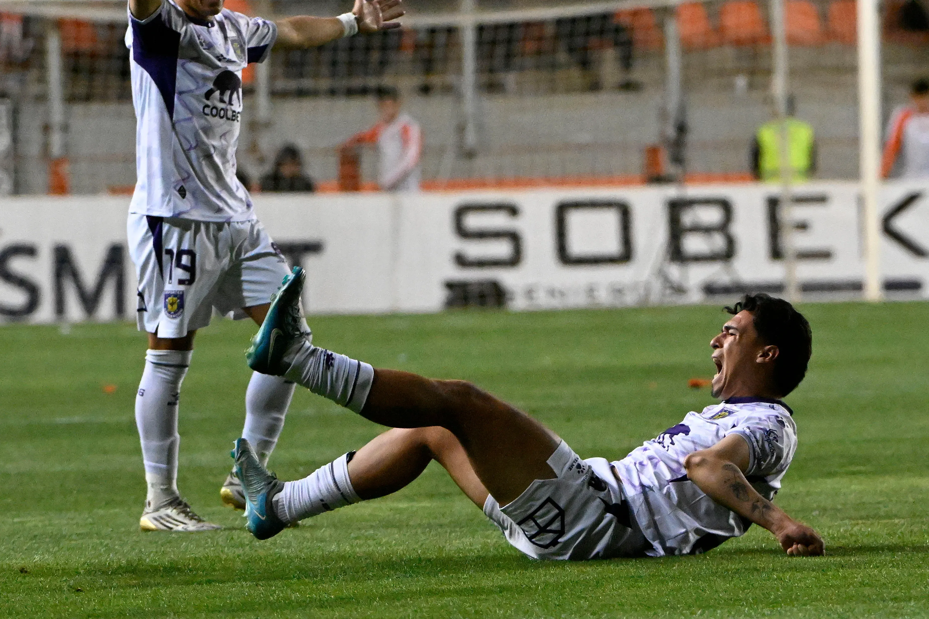 La terrible lesión de Jonathan Espínola. (Pedro Tapia/Photosport).