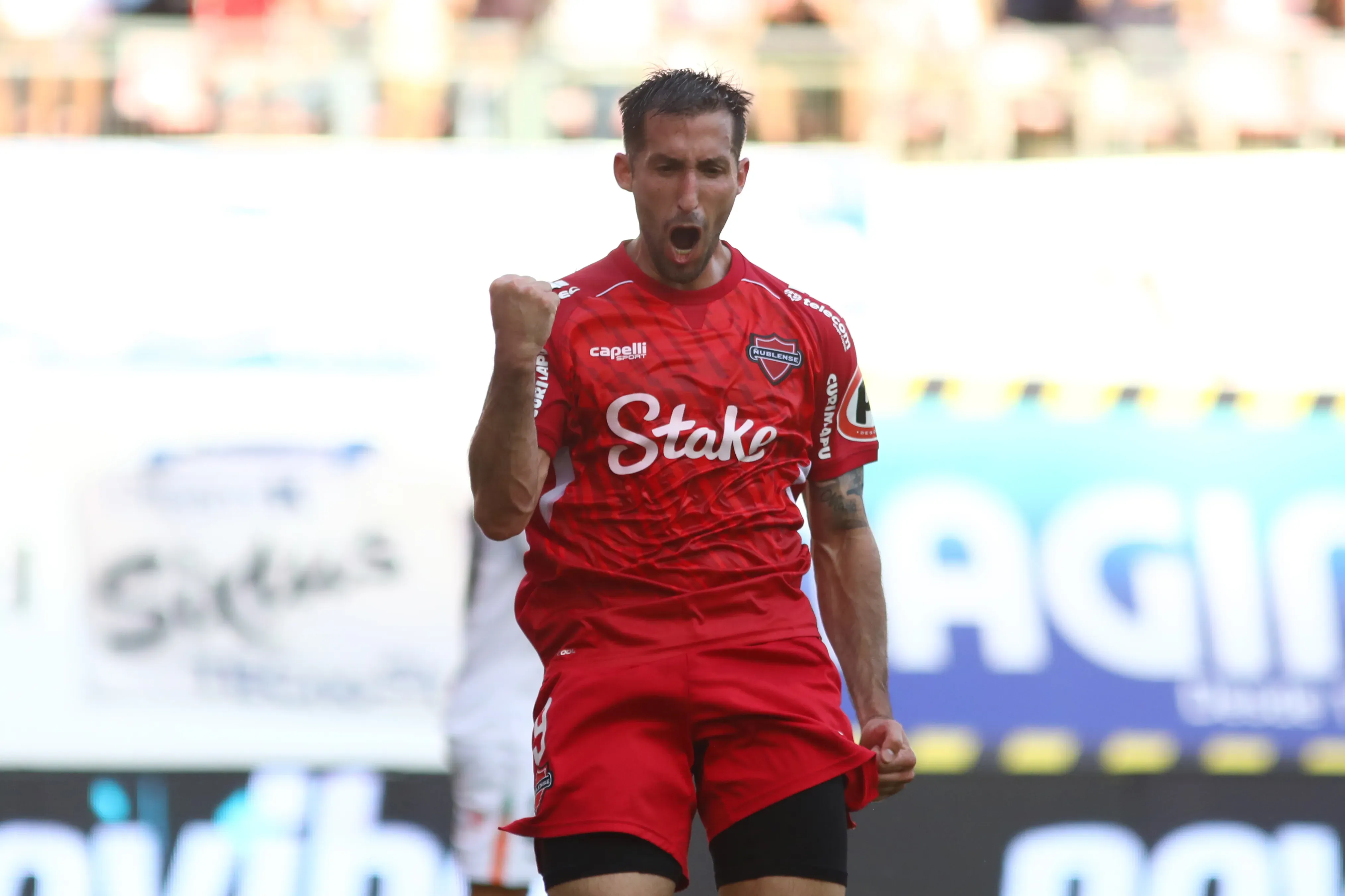 Gonzalo Sosa celebró así uno de los cuatro goles que le anotó a Cobresal. (Mauricio Ulloa/Photosport).