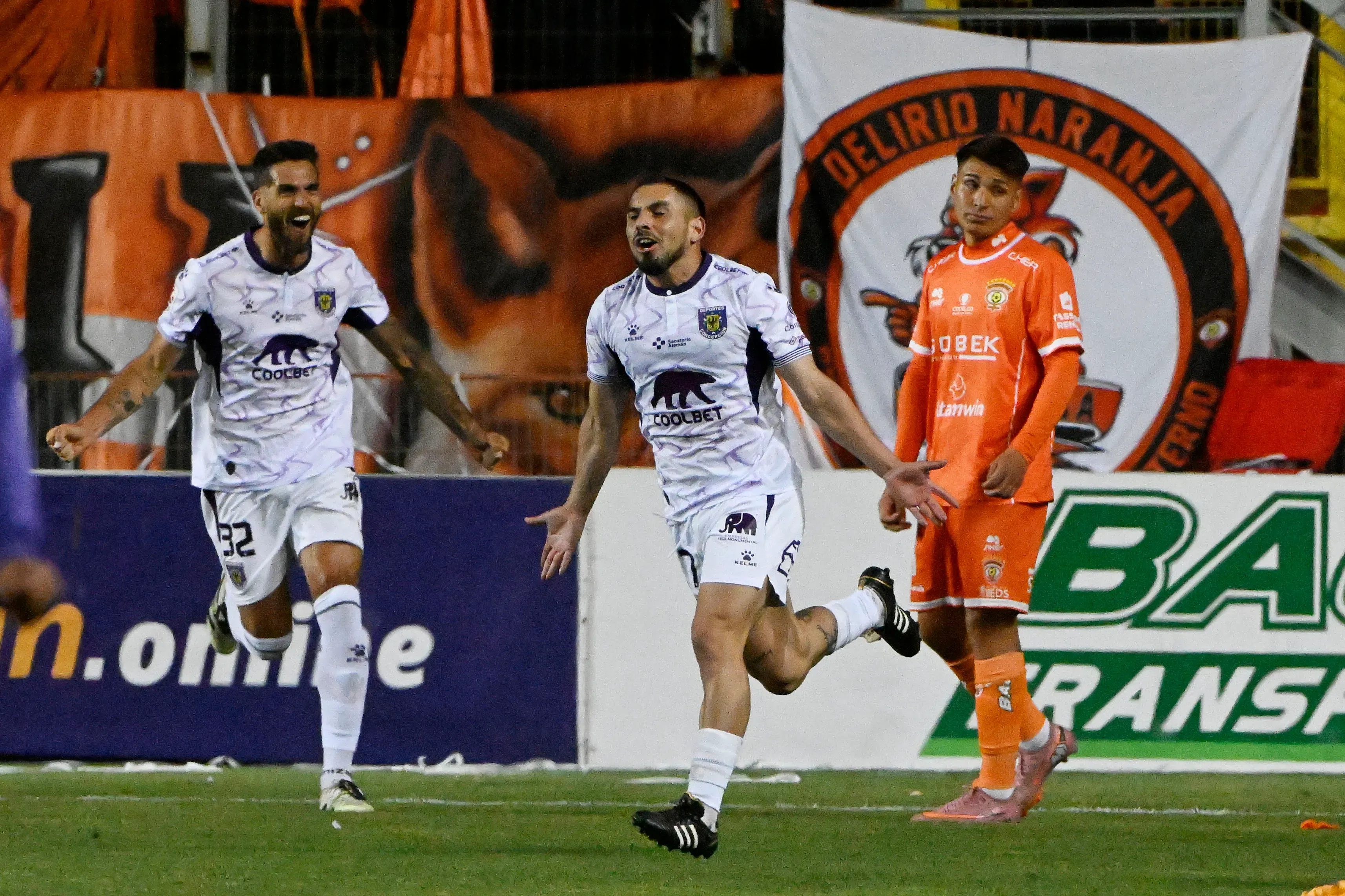 Nelson Sepúlveda celebró así su primer gol ante Cobreloa en Calama. (Pedro Tapia/Photosport).