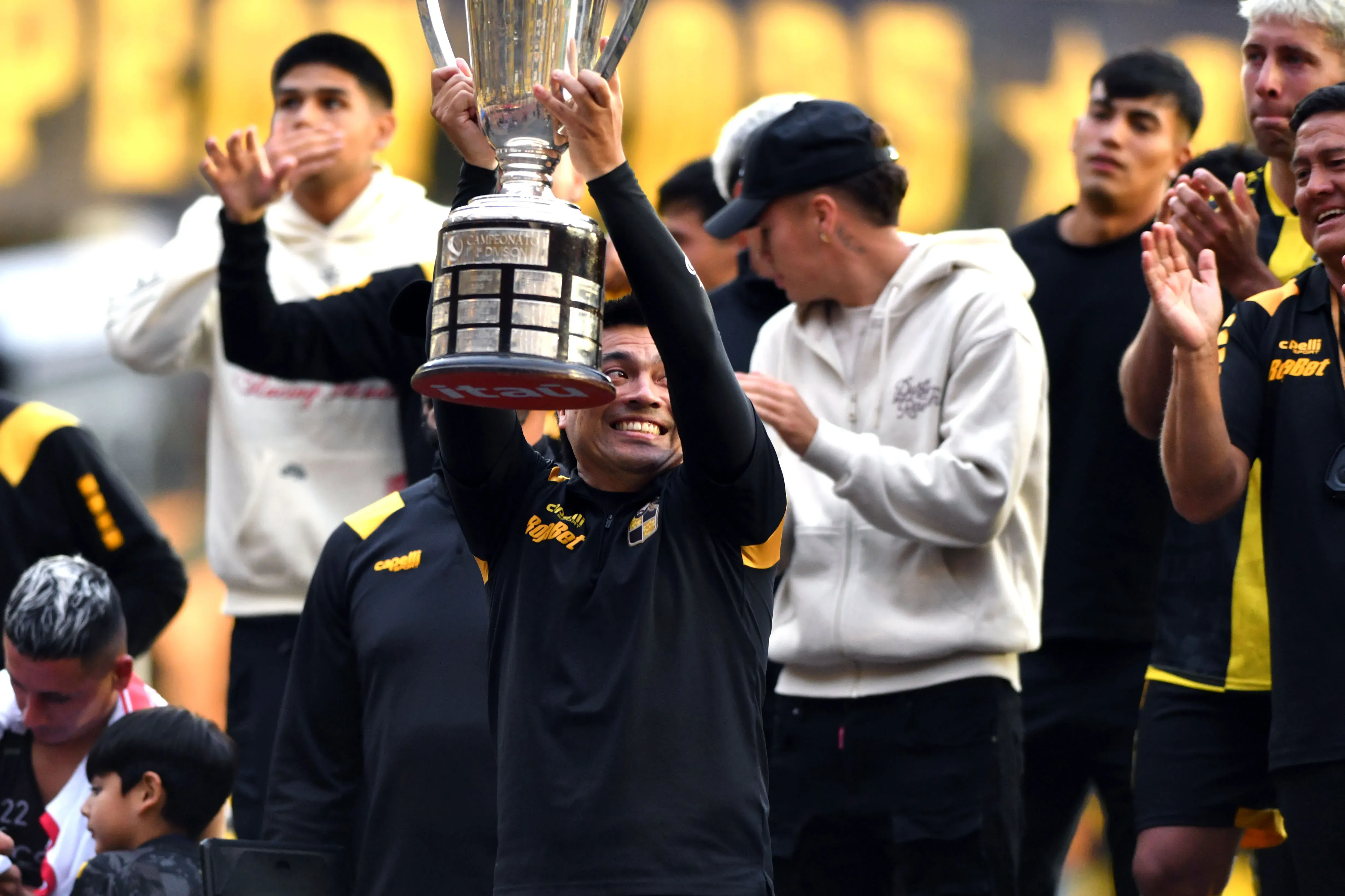Esteban González con la copa de campeón. Foto: Alejandro Pizarro Ubilla/Photosport