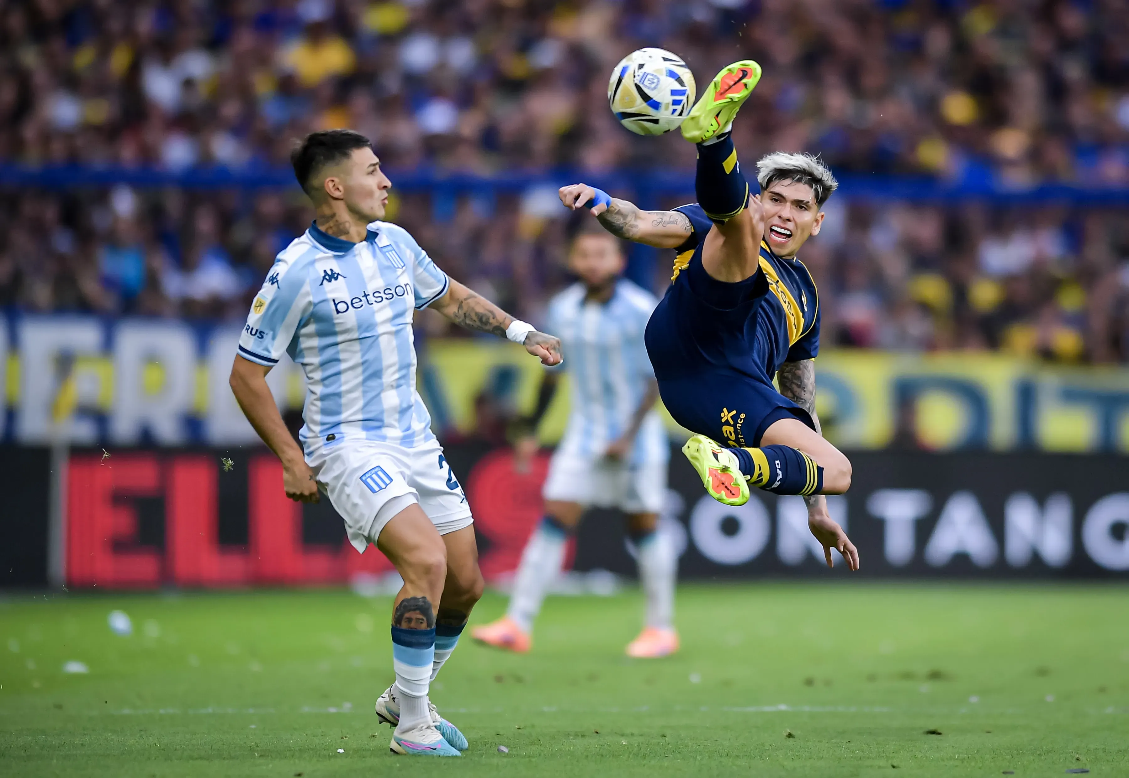 Carlos Palacios en acción ante Racing Club, que eliminó a Boca en La Bombonera y pasó a la final. (Marcelo Endelli/Getty Images).