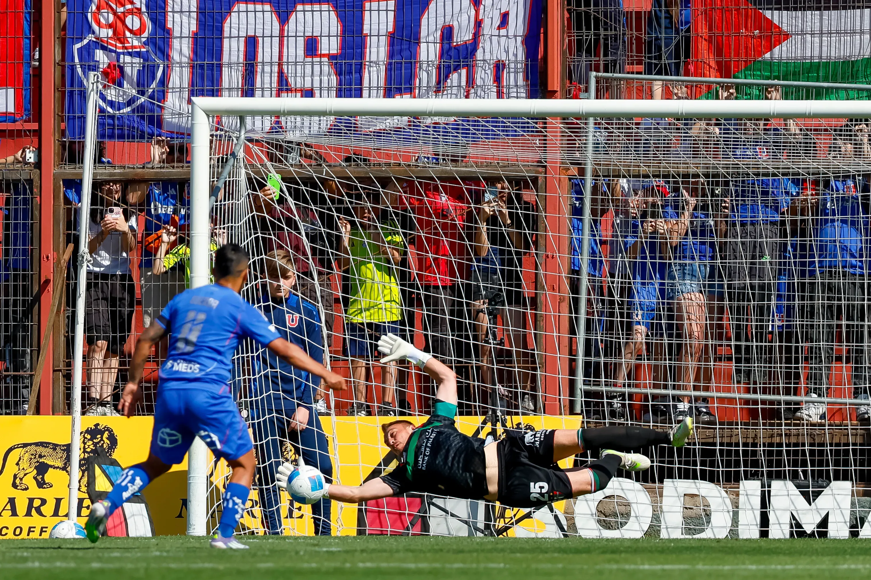 Sebastián Pérez le atajó un penal a Nicolás Guerra en este 2025. Imagen: Photosport