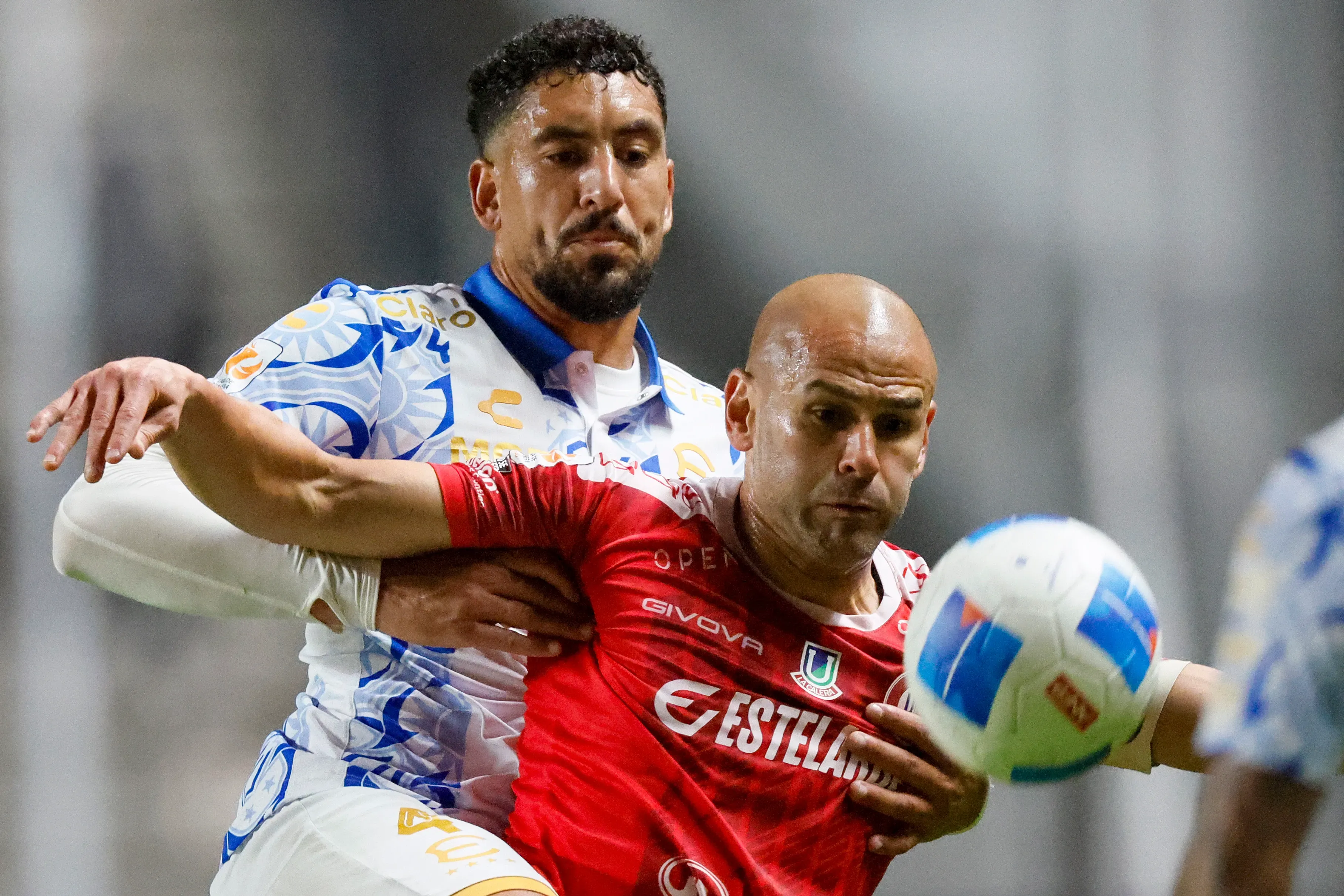 Hugo Magallanes marca a Sebastián Sáez en un duelo entre Everton y Unión La Calera. (Andres Pina/Photosport).