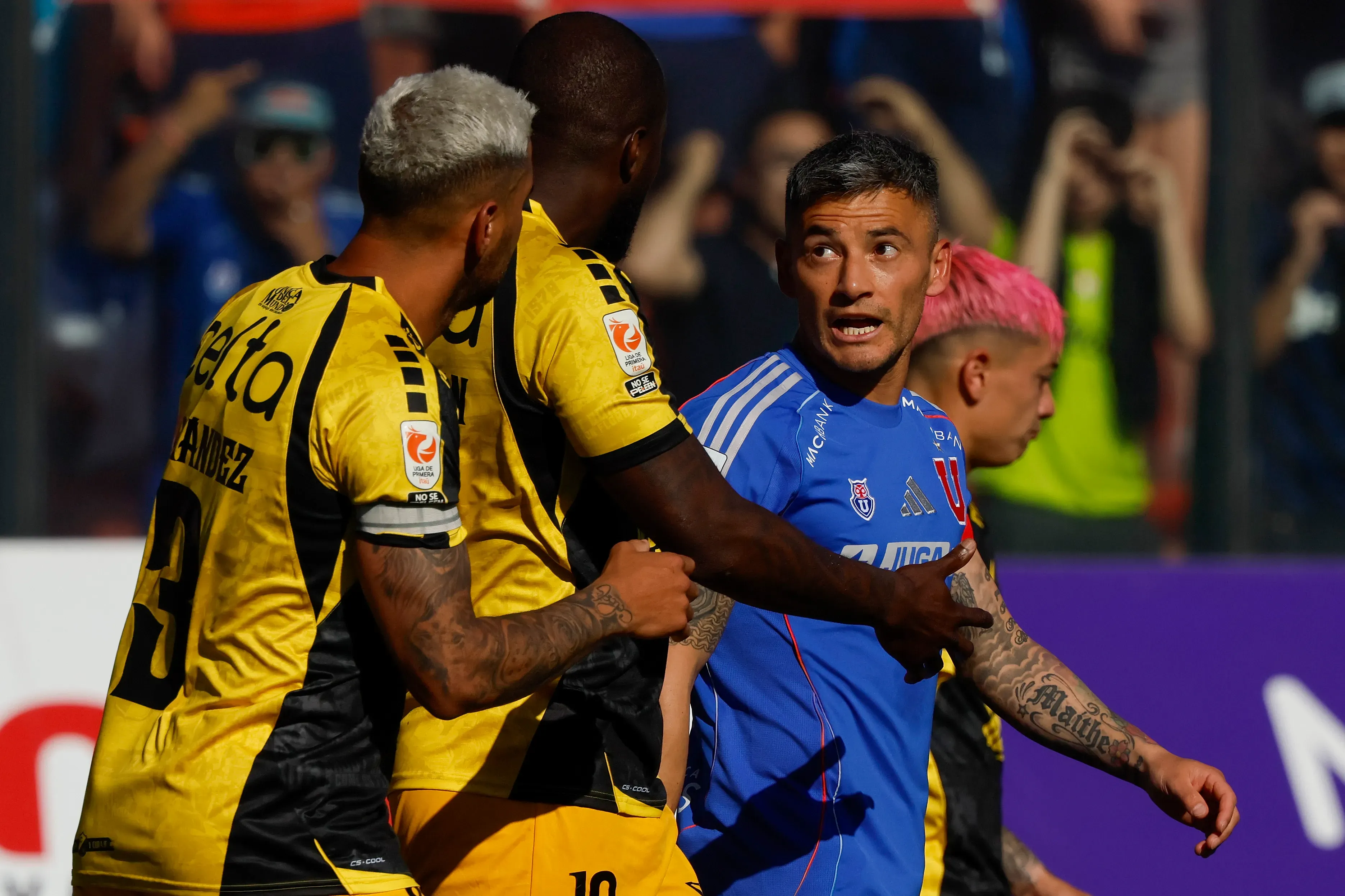 Charles Aránguiz seguirá como un líder de la U. Foto: Andres Pina/Photosport