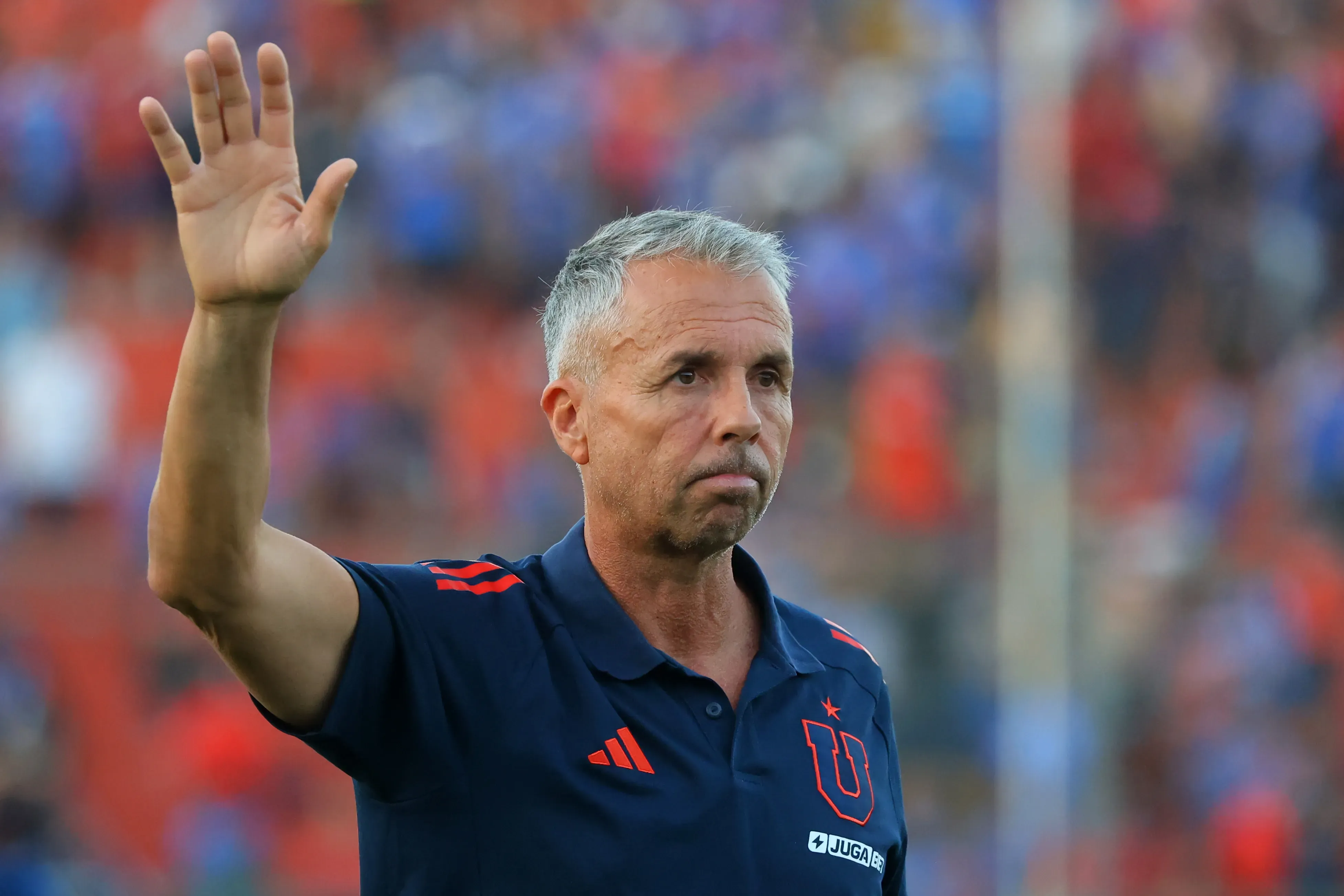 Gustavo Álvarez se despidió de los jugadores y de los hinchas de la U. Foto: Jonnathan Oyarzun/Photosport