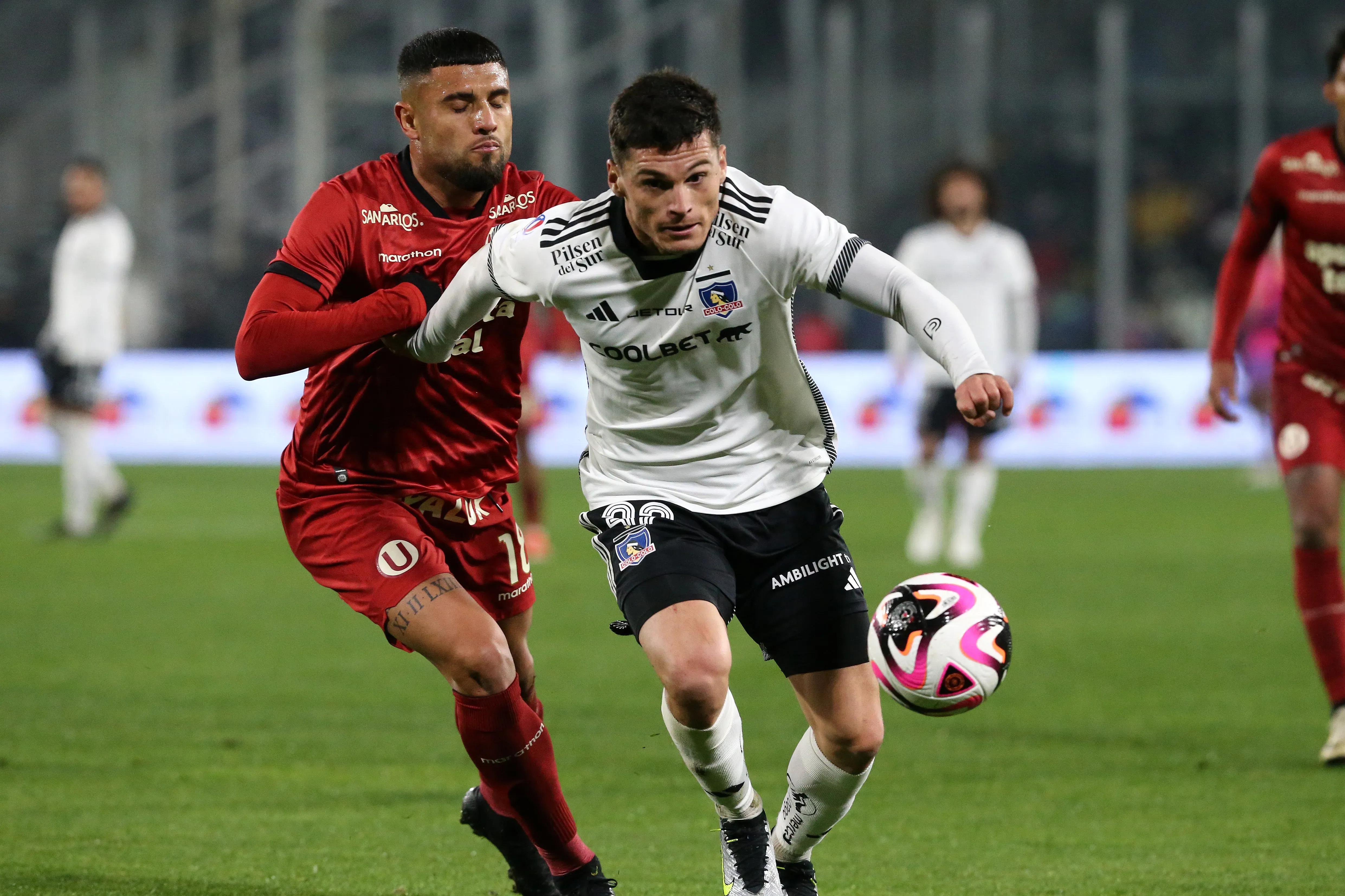 Rodrigo Ureña marca a Lucas Cepeda en un amistoso entre Colo Colo y Universitario. (Javier Salvo/Photosport).