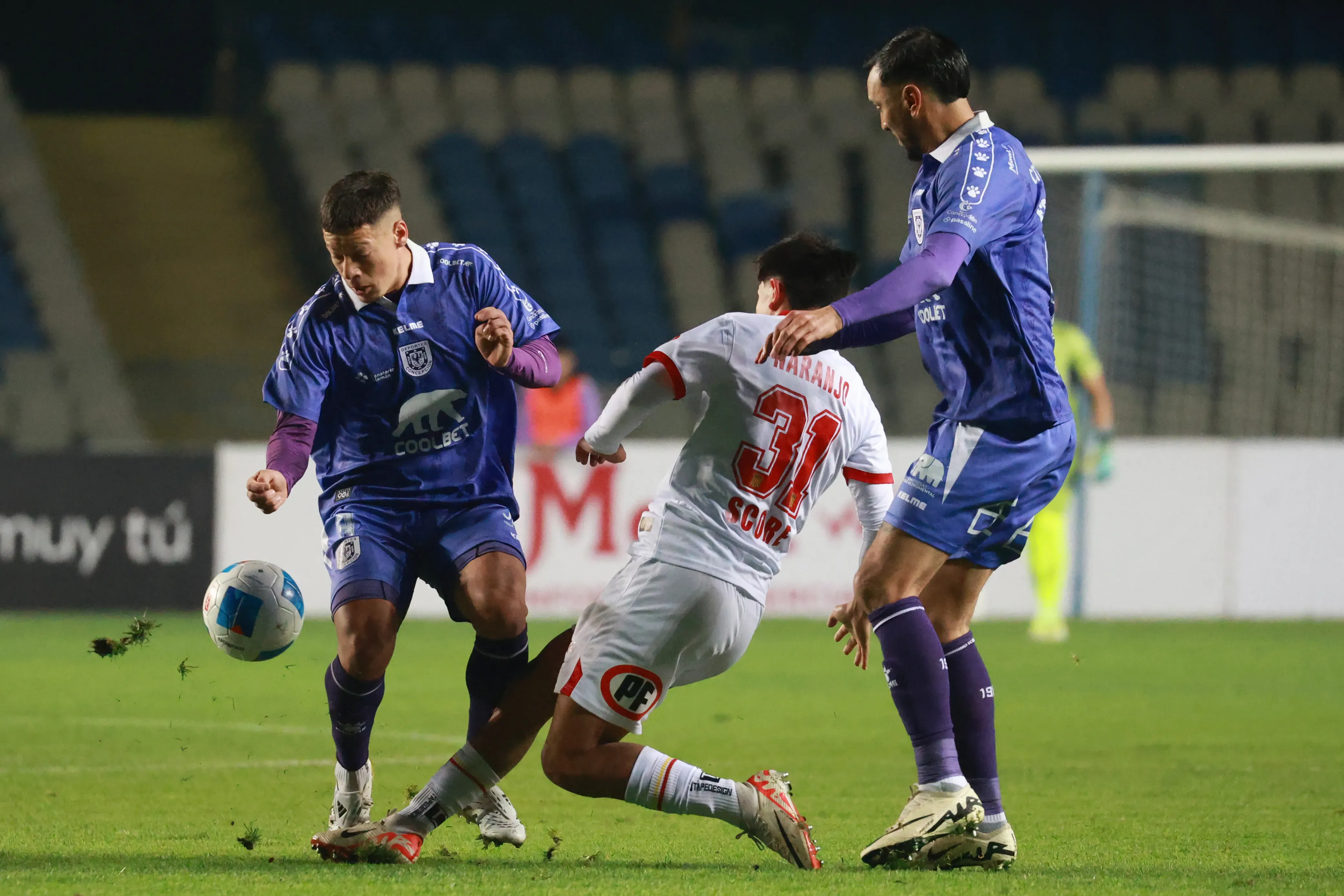 Nicolás Astete (izquierda) en acción ante Curicó Unido. (Eduardo Fortes/Photosport).