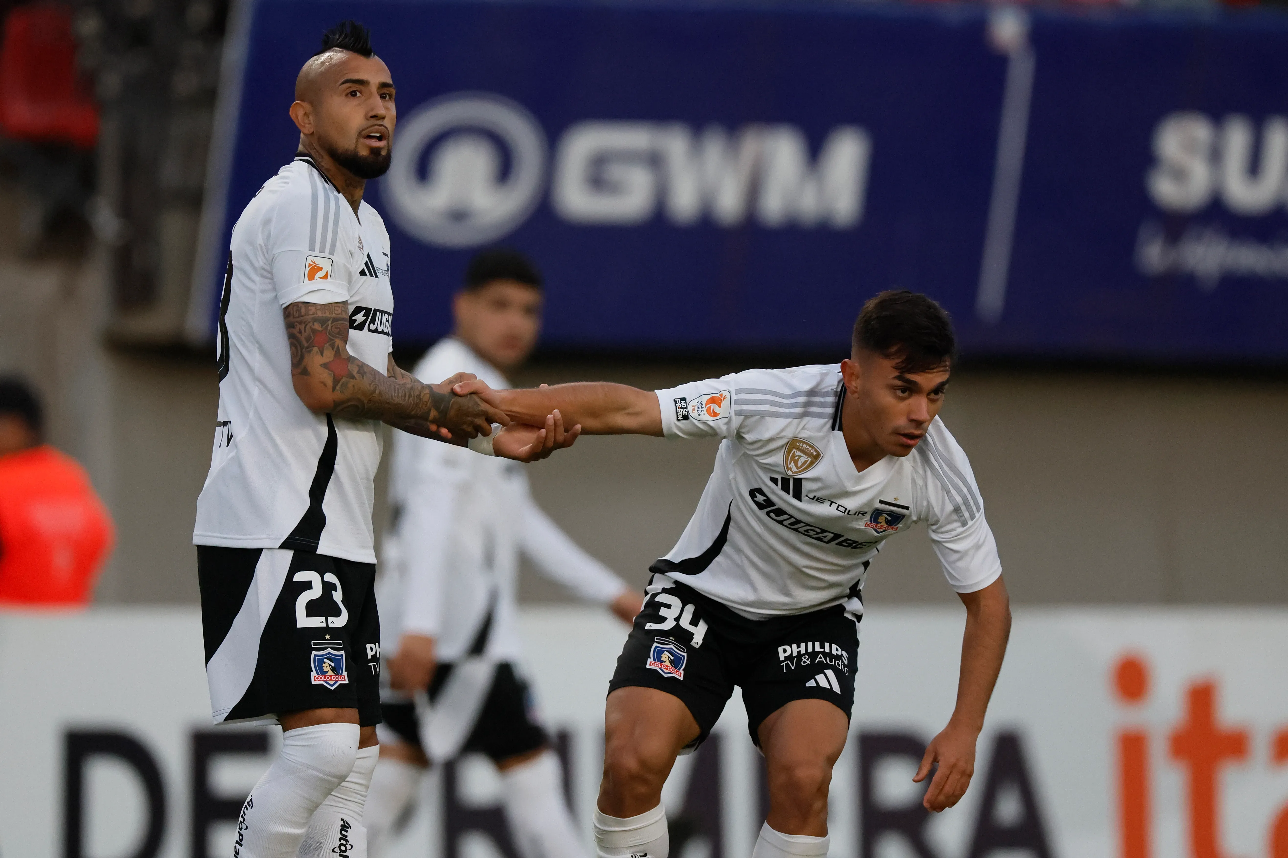 Arturo Vidal y Vicente Pizarro en Colo Colo. (Andres Pina/Photosport).