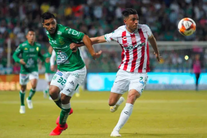 Dilan Zúñiga en acción ante el Necaxa durante su paso por el León. (Getty).