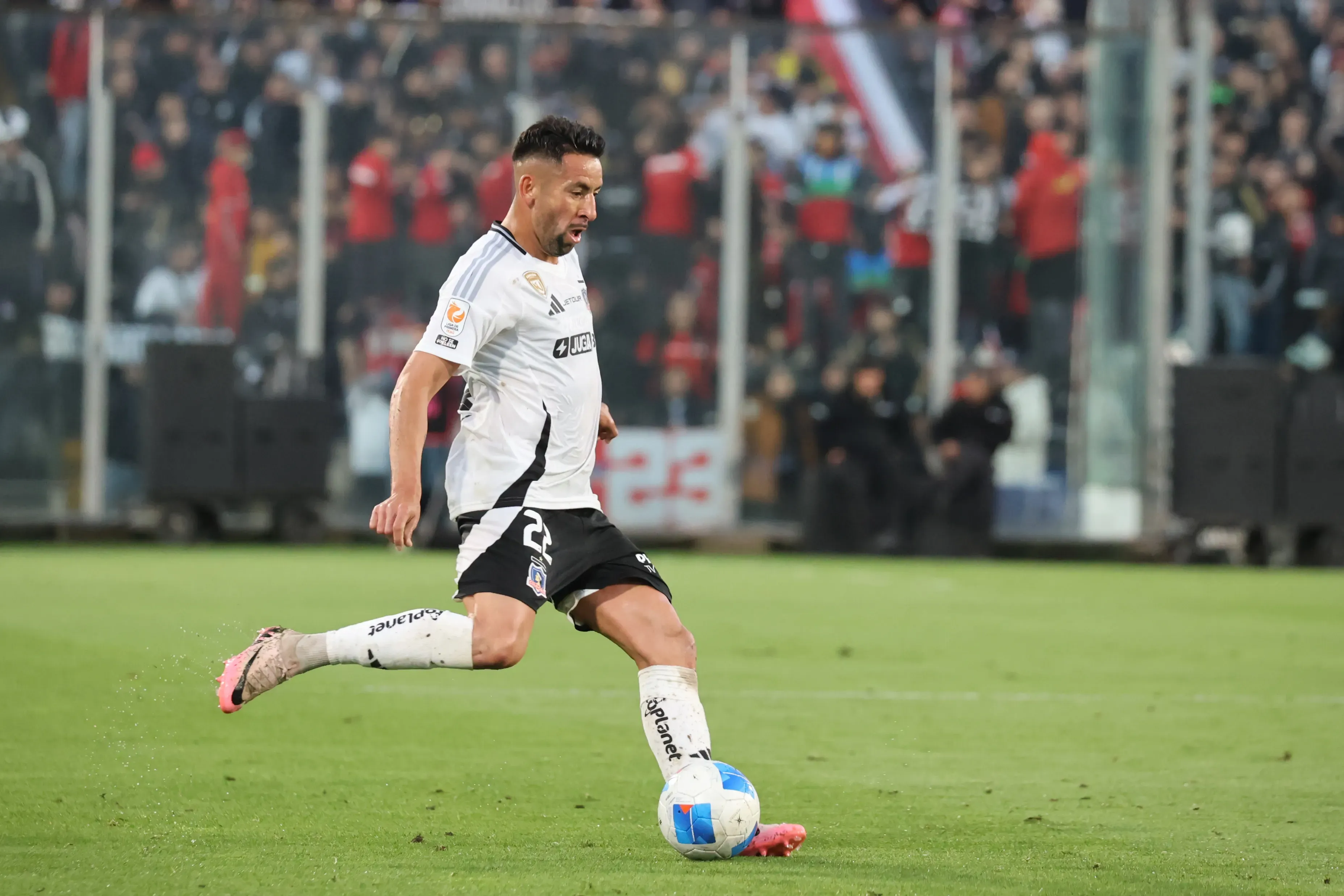 Mauricio Isla se va de Colo Colo tras estar un año y medio. Imagen: Photosport