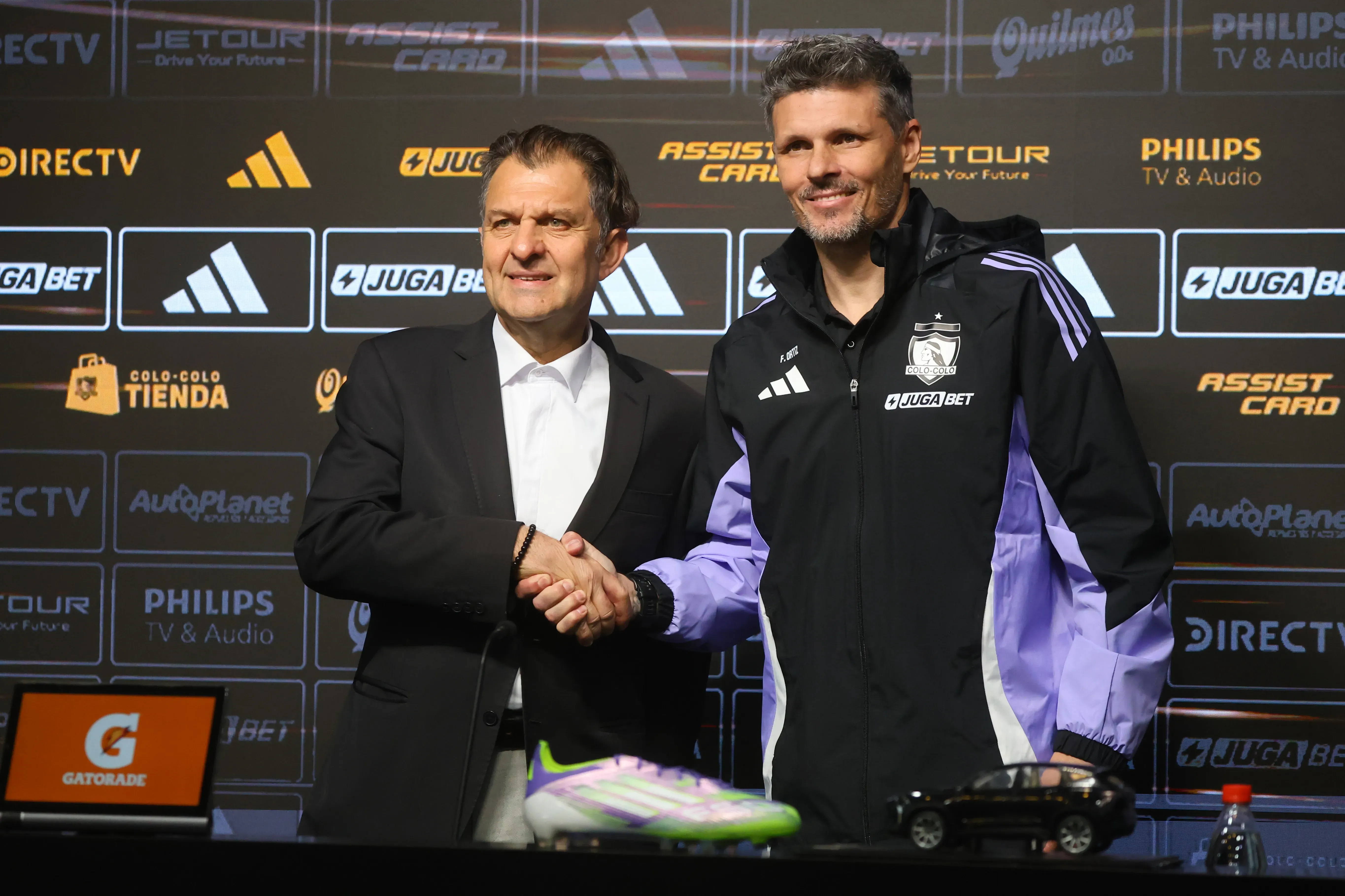 Fernando Ortiz seguirá como DT de Colo Colo tras el apoyo unánime del directorio de Blanco y Negro. | Foto: Photosport.