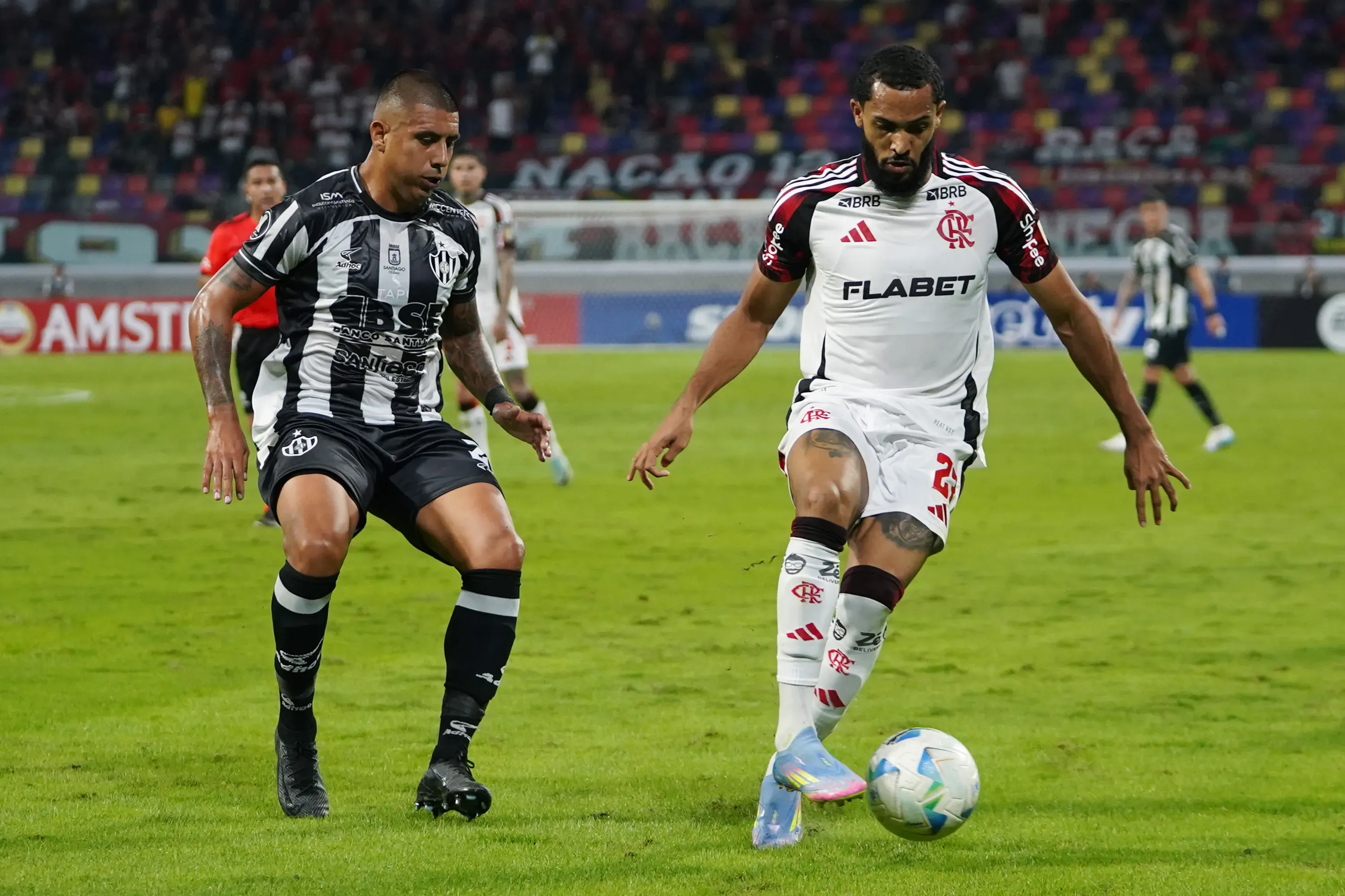 Dylan Glaby en acción ante Flamengo con Central Córdoba en la Copa Libertadores. (Joaquín Camiletti/Getty Images).
