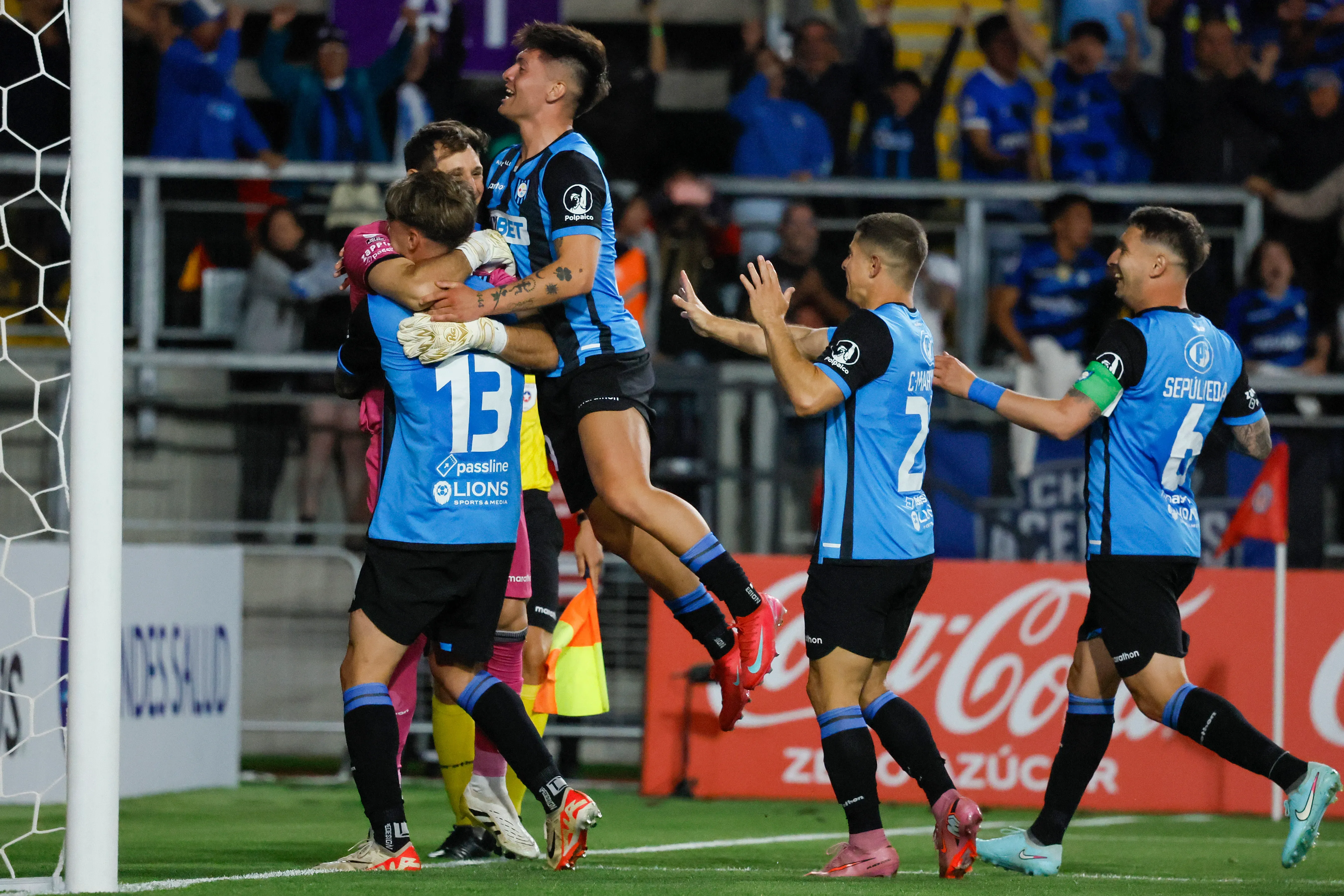 Todo Huachipato celebró la tapada de Odriozola ante Facundo Pons. (Andres Pina/Photosport).