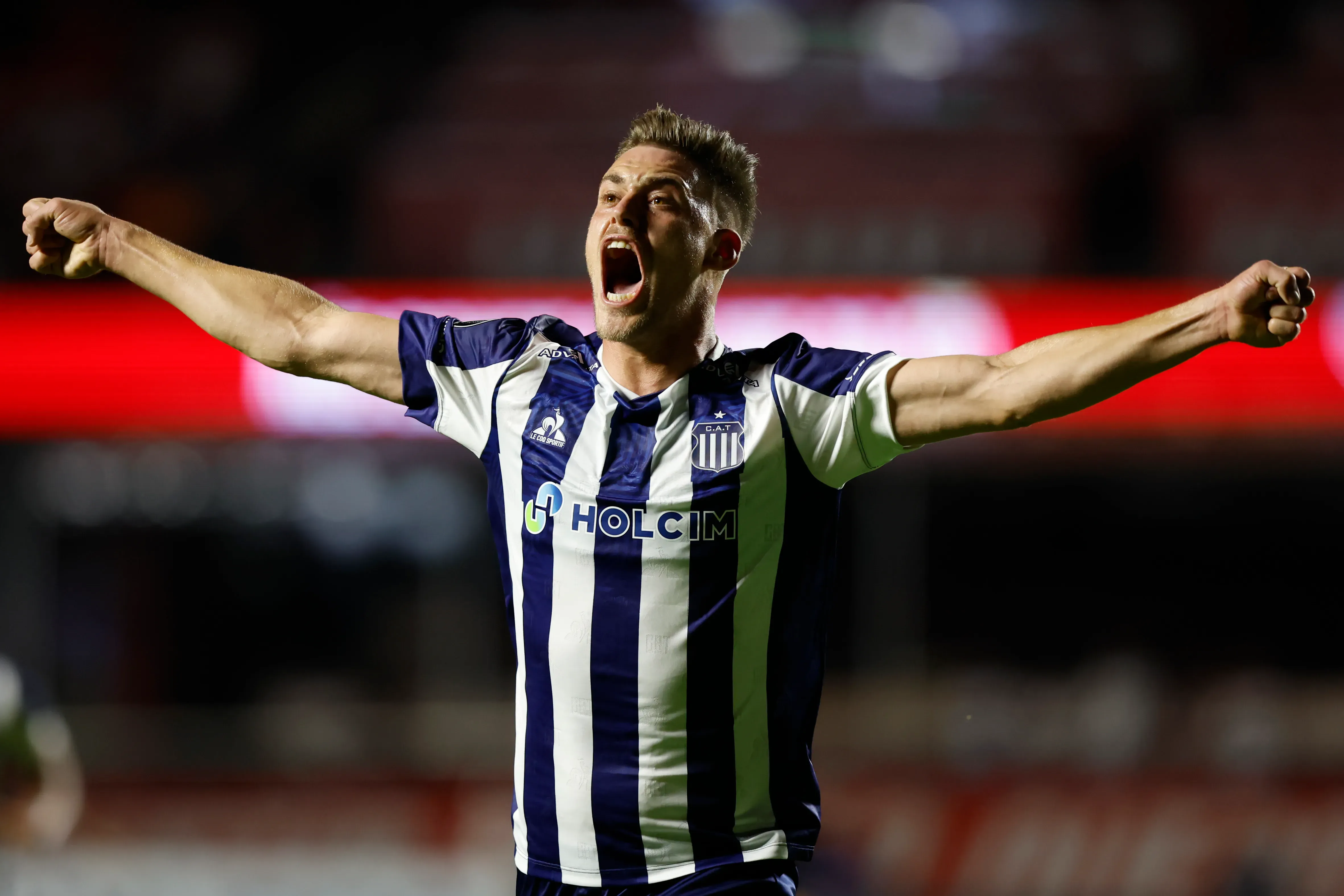 Federico Girotti celebra uno de sus 24 goles en Talleres de Córdoba. (Miguel Schincariol/Getty Images).