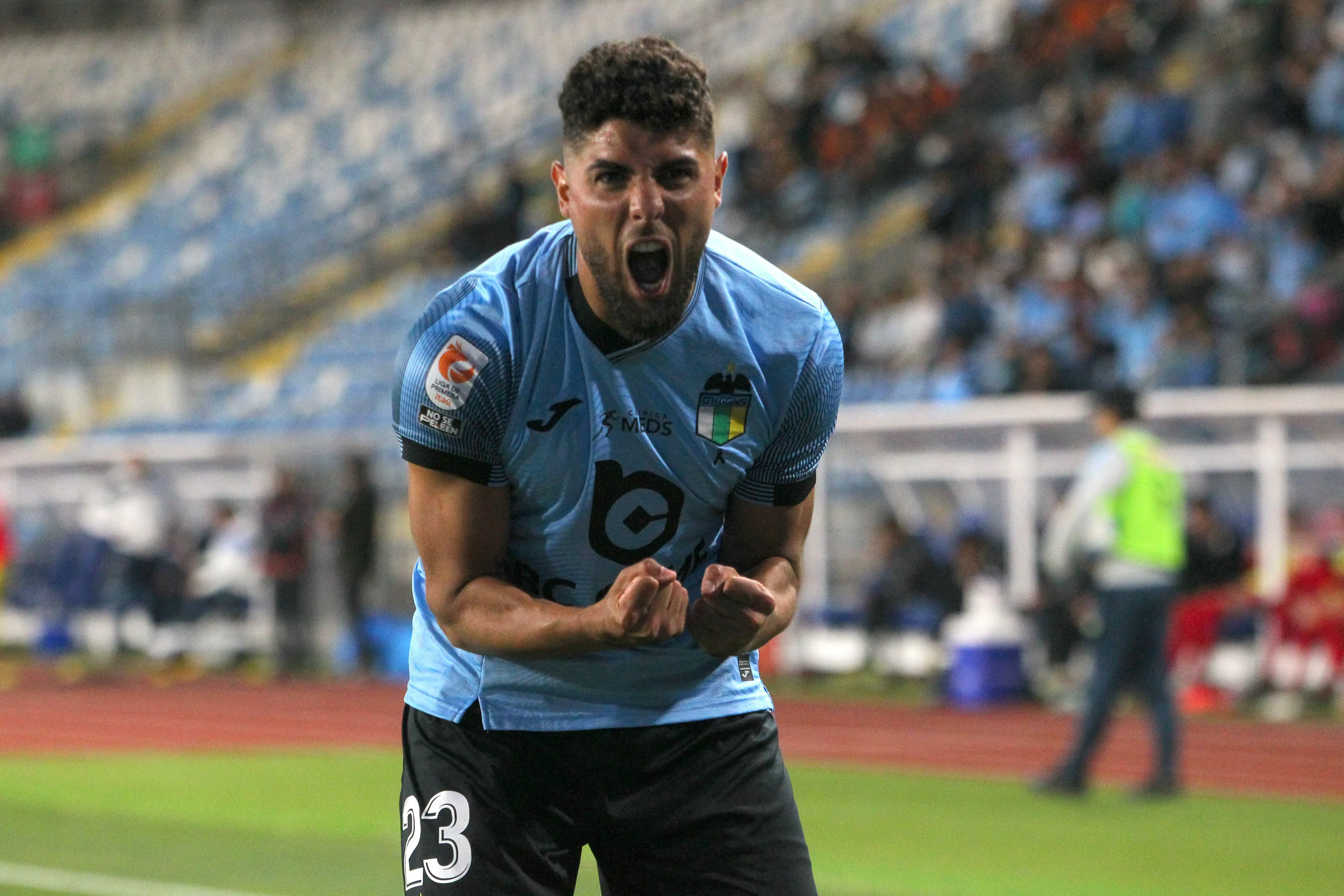 Maximiliano Romero celebra uno de los goles que anotó en el Capo de Provincia. (Jorge Loyola/Photosport).