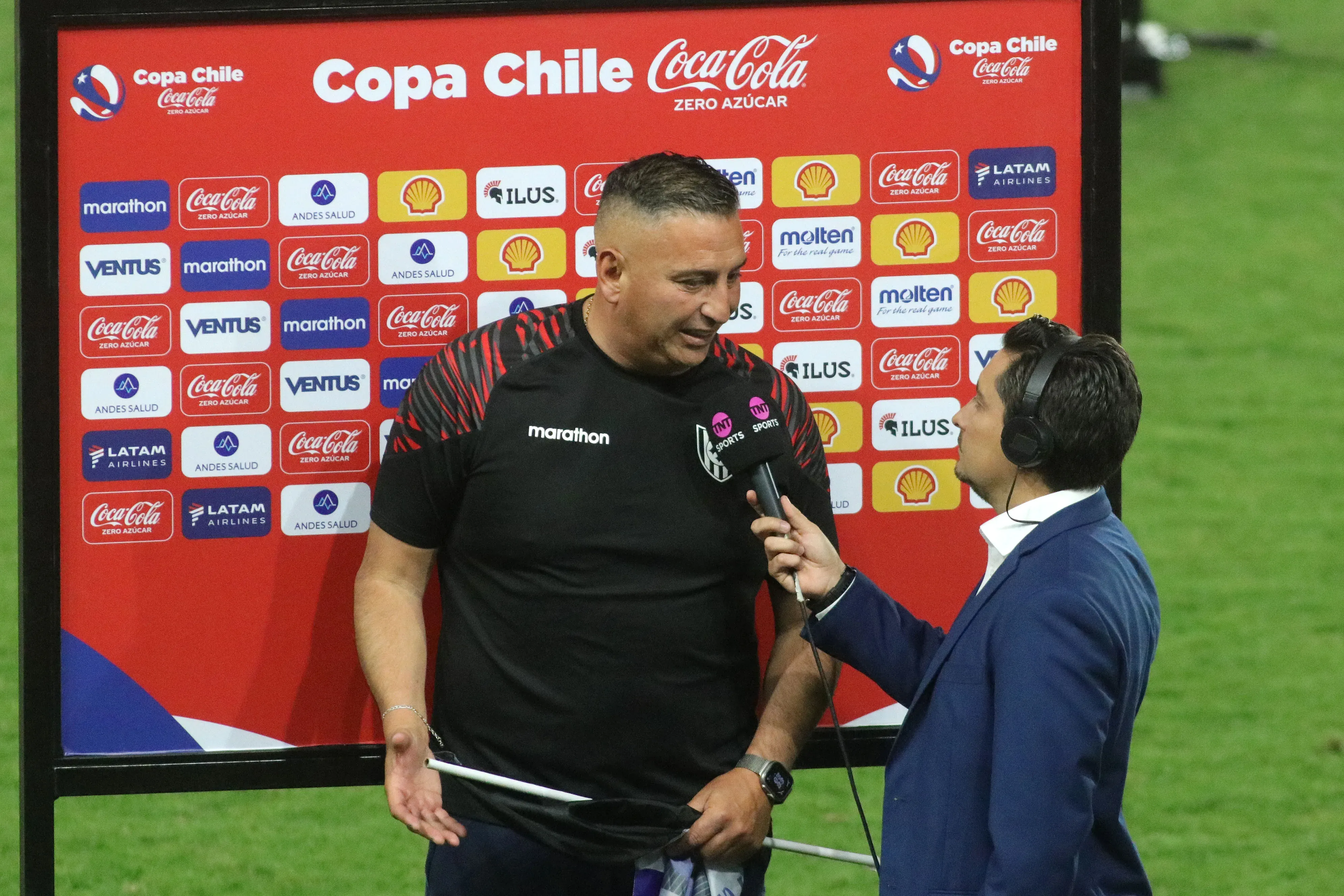 Jaime García habla con Gastón Fauré de TNT Sports. (Jorge Loyola/Photosport).