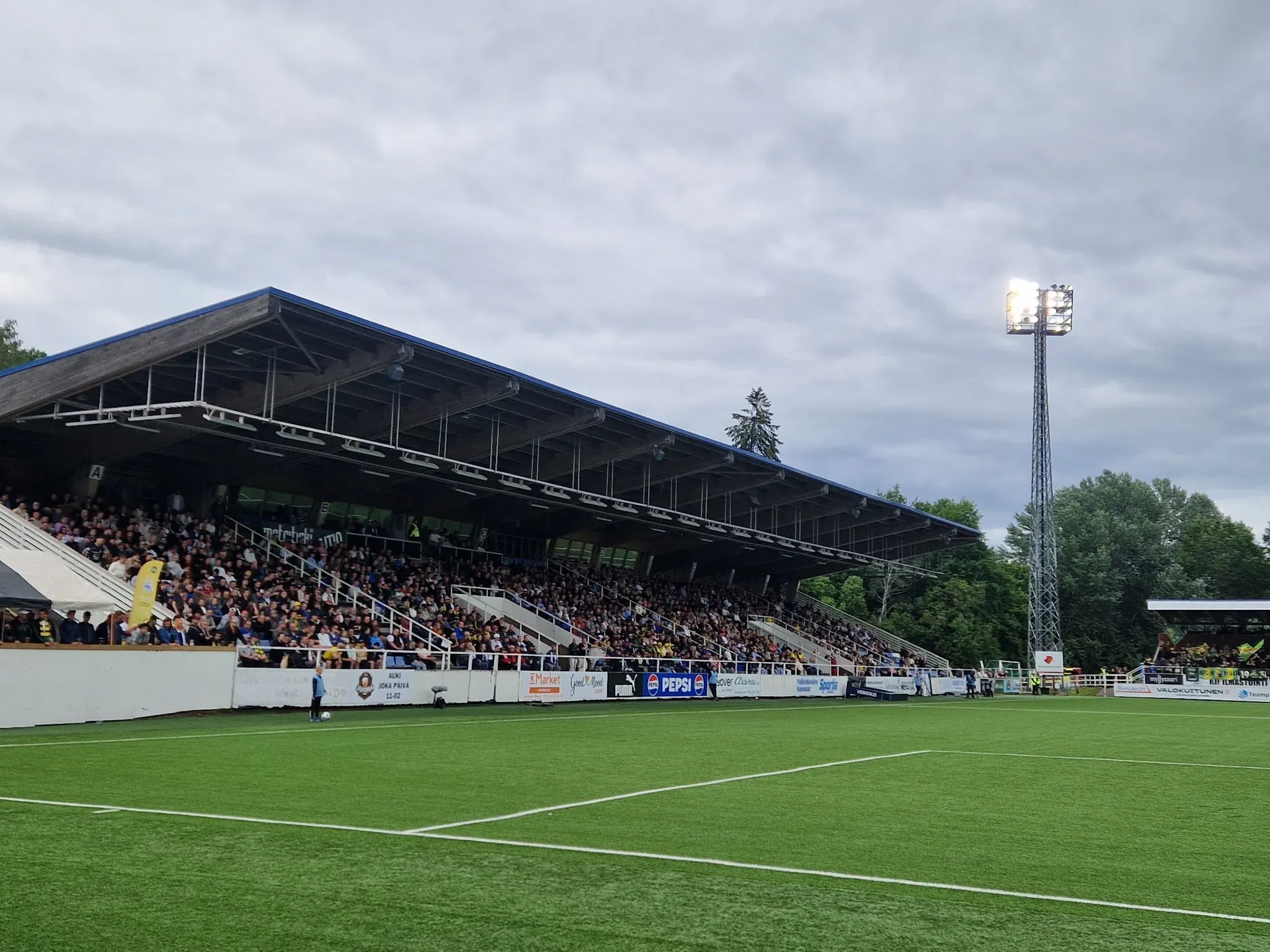 La tribuna durante un partido del FC Haka. (Foto: Nordic Stadiums)